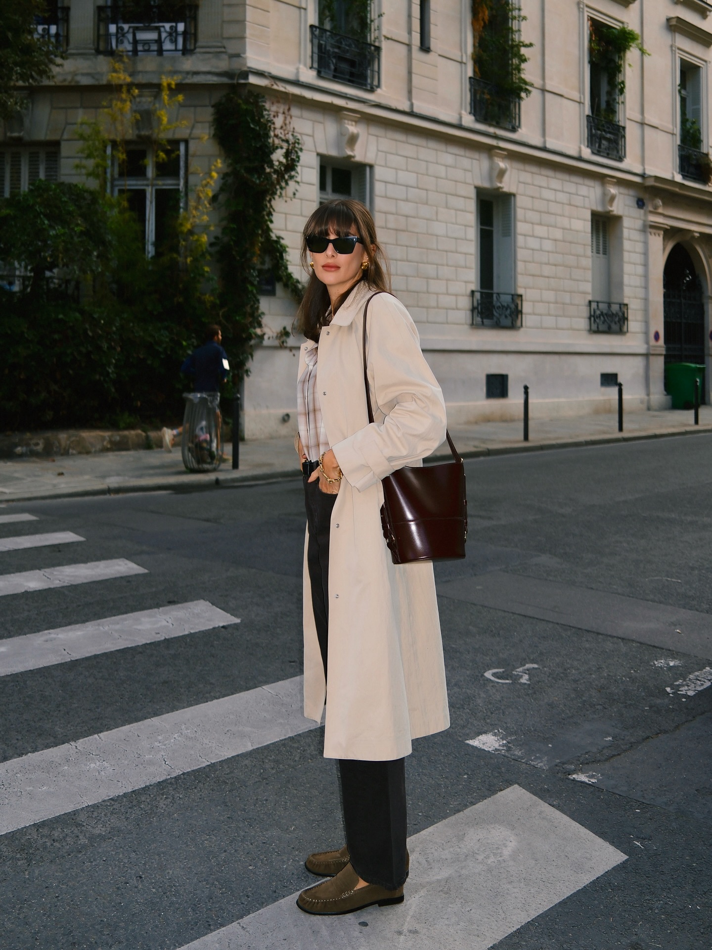 Phụ nữ Ph&aacute;p kh&ocirc;ng chọn &aacute;o kho&aacute;c cầu kỳ, họ ưu ti&ecirc;n 4 kiểu tối giản để mặc thế n&agrave;o cũng sang- Ảnh 7.