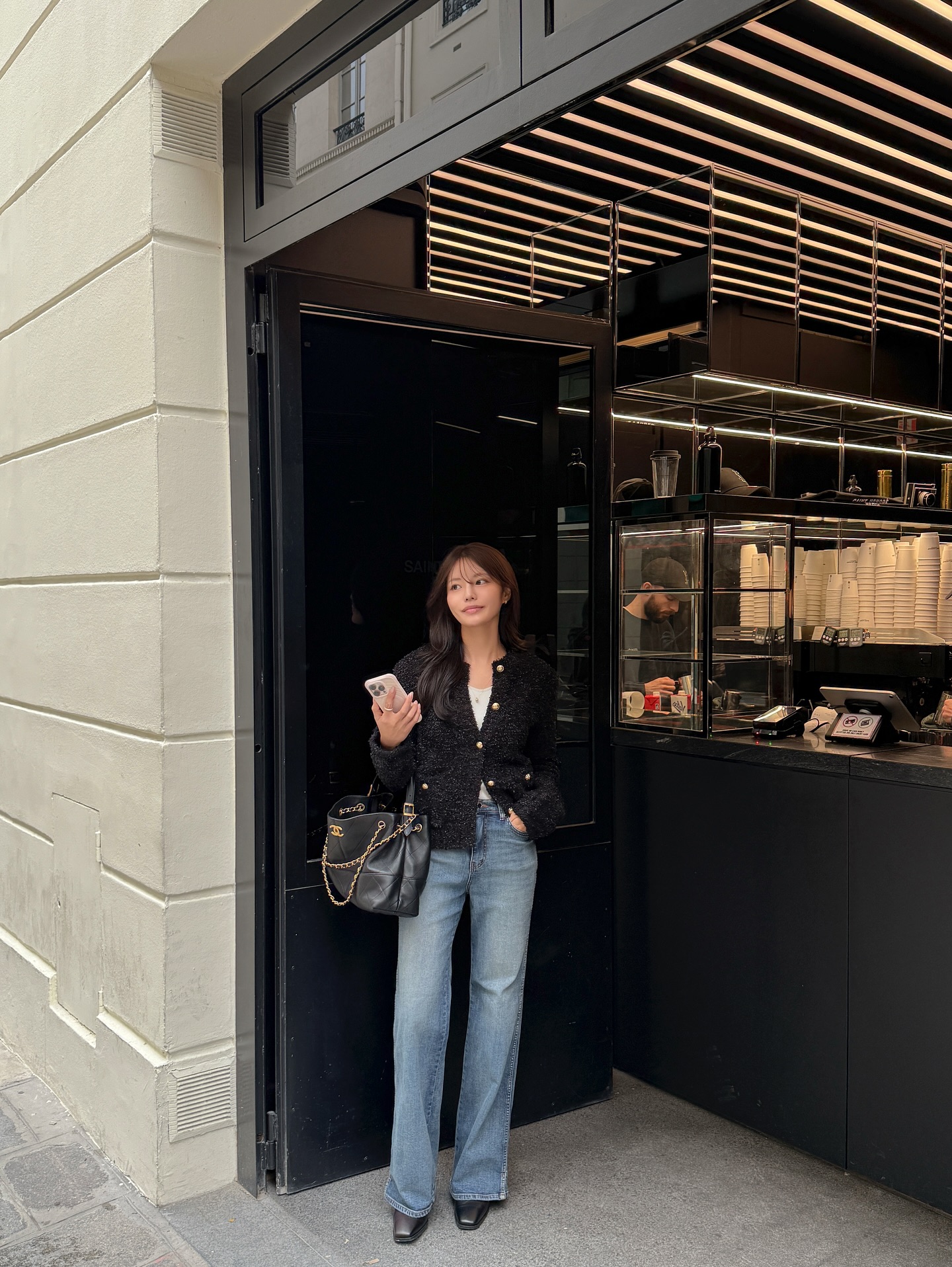 5 c&aacute;ch mặc quần jeans tới c&ocirc;ng sở trẻ trung v&agrave; chuẩn thanh lịch- Ảnh 2.