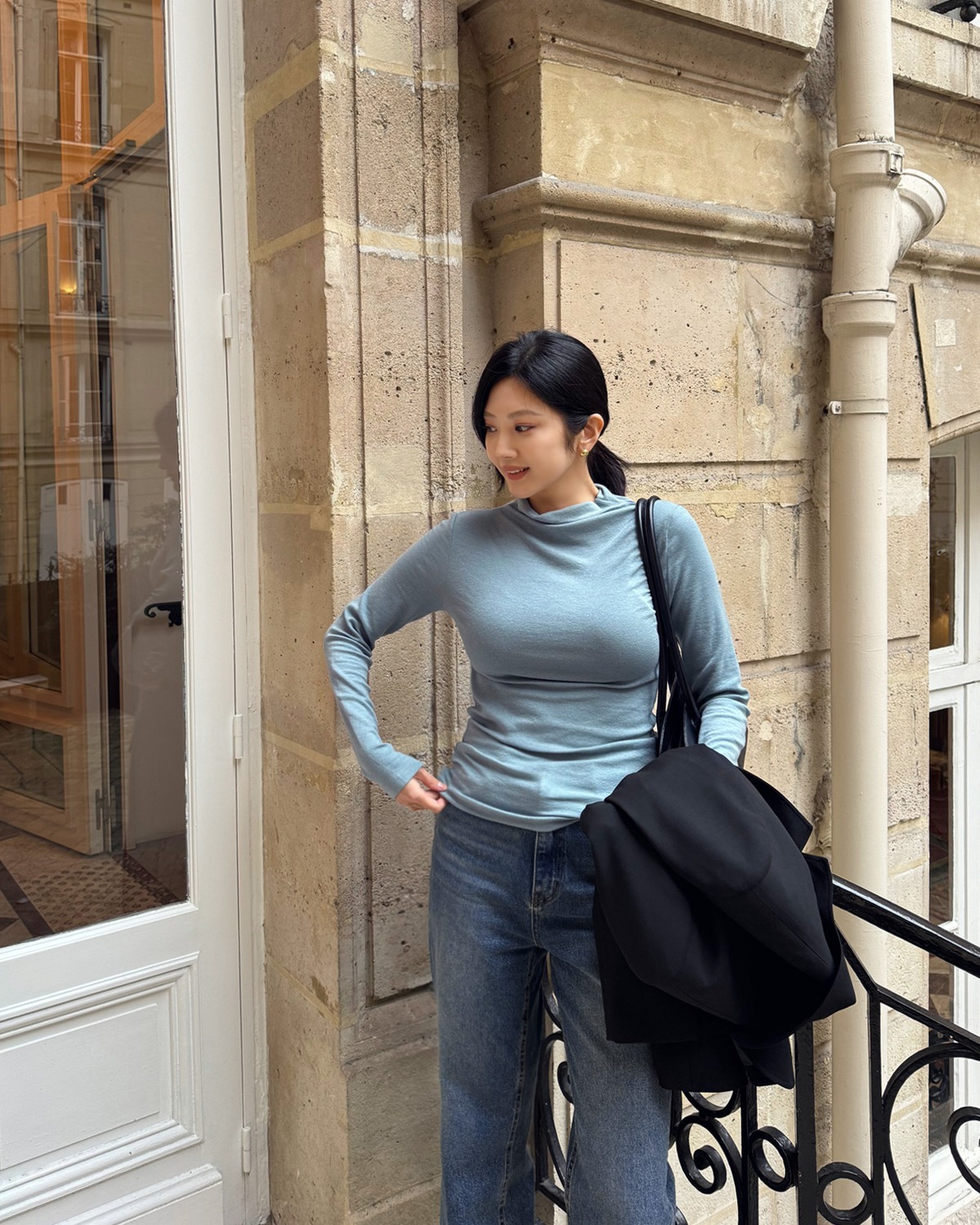 5 c&aacute;ch mặc quần jeans tới c&ocirc;ng sở trẻ trung v&agrave; chuẩn thanh lịch- Ảnh 8.