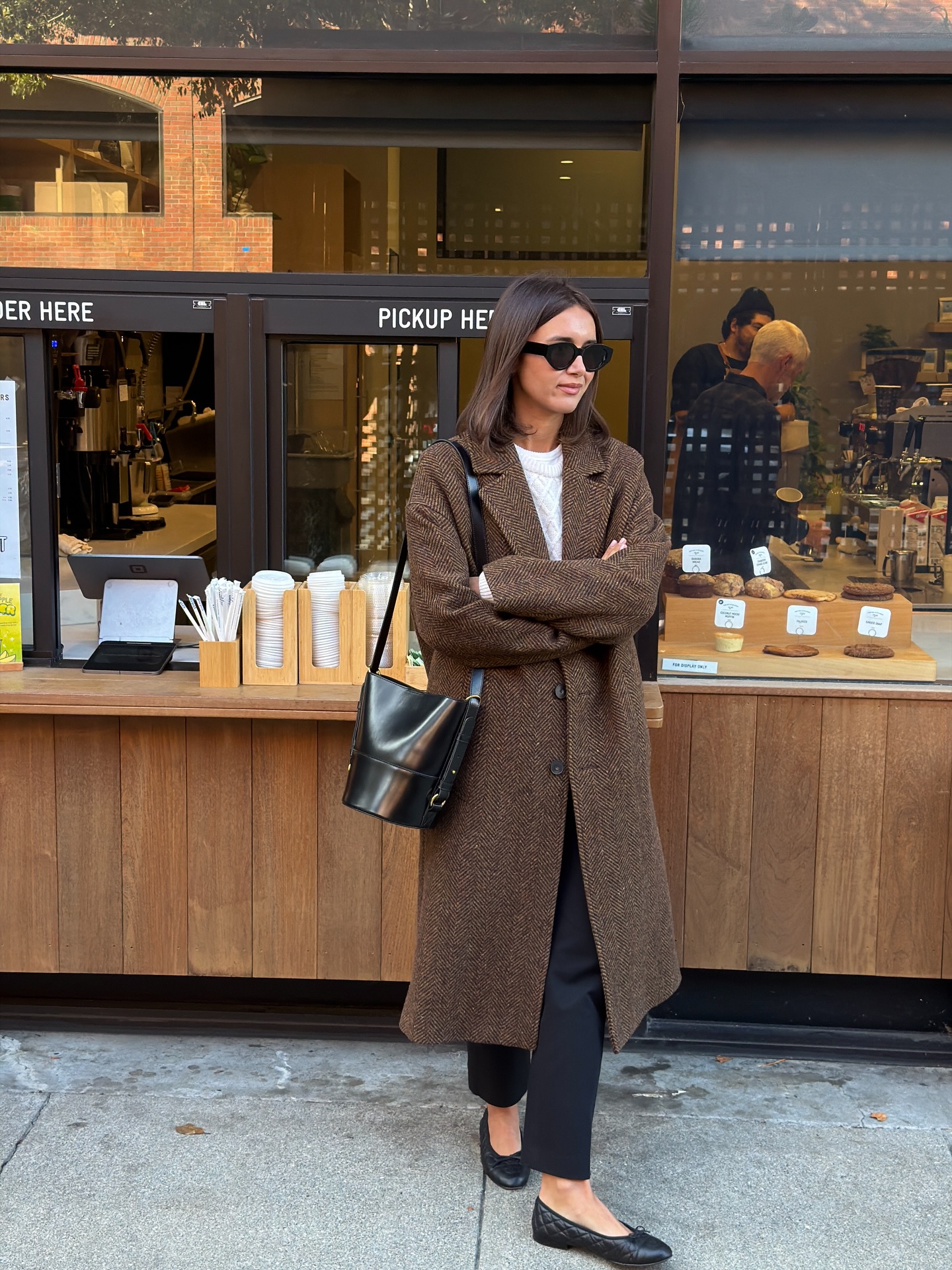 Phụ nữ Ph&aacute;p kh&ocirc;ng chọn &aacute;o kho&aacute;c cầu kỳ, họ ưu ti&ecirc;n 4 kiểu tối giản để mặc thế n&agrave;o cũng sang- Ảnh 4.