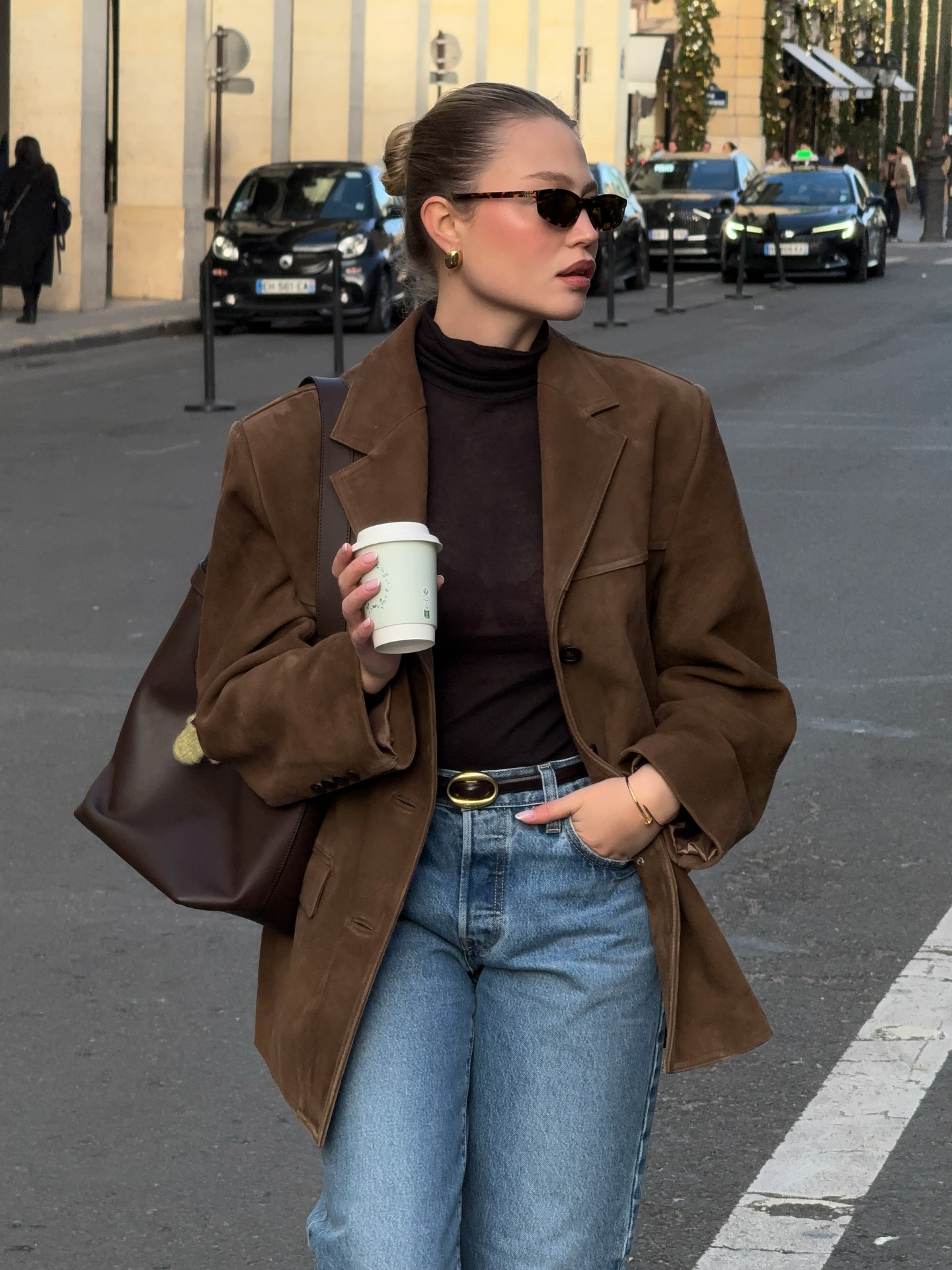 Phụ nữ Ph&aacute;p kh&ocirc;ng chọn &aacute;o kho&aacute;c cầu kỳ, họ ưu ti&ecirc;n 4 kiểu tối giản để mặc thế n&agrave;o cũng sang- Ảnh 2.