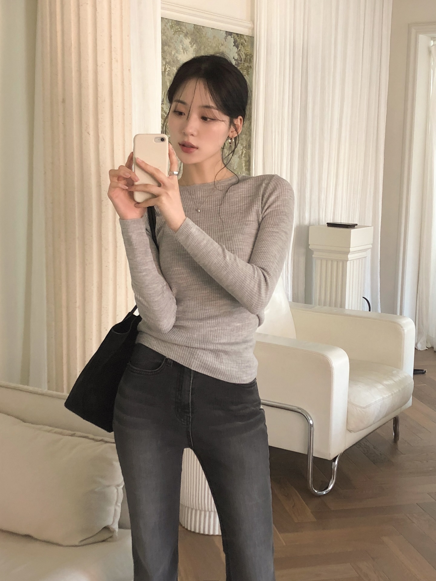 5 c&aacute;ch mặc quần jeans tới c&ocirc;ng sở trẻ trung v&agrave; chuẩn thanh lịch- Ảnh 3.