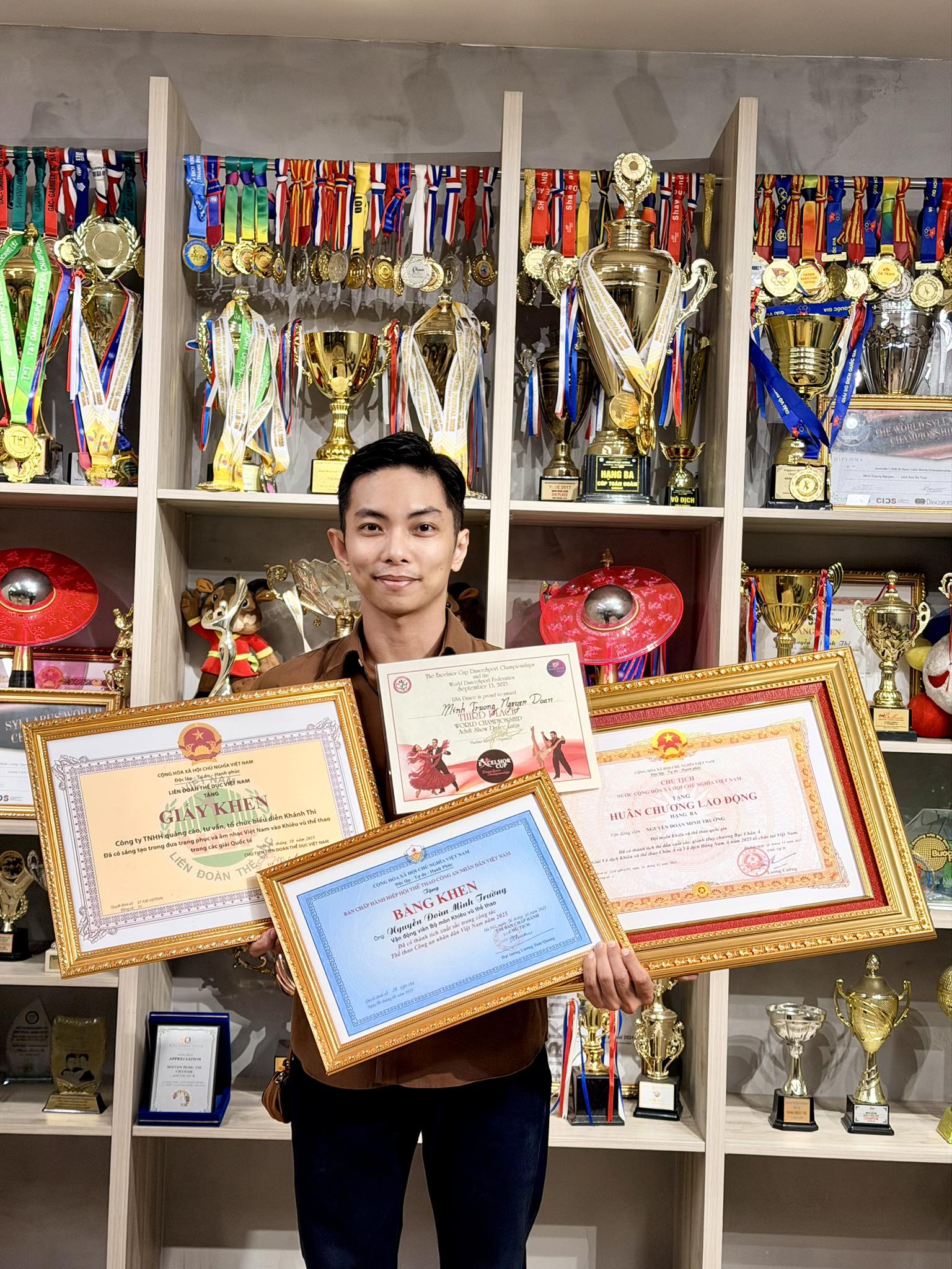 Phan Hiển bị soi 