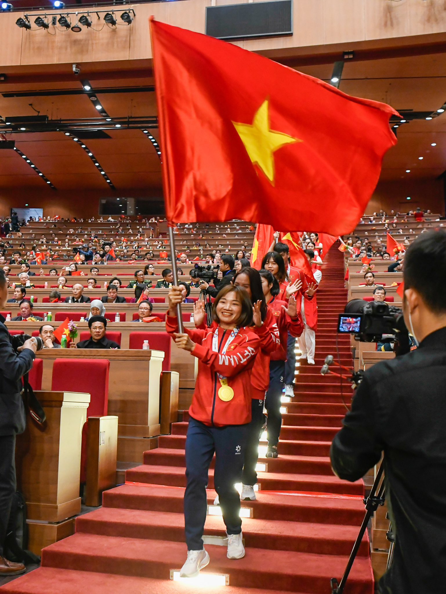 Khung h&igrave;nh to&agrave;n g&aacute;i xinh lại c&ograve;n giỏi: Ho&agrave; Minzy khoe visual s&aacute;ng bừng &ocirc;m thắm thiết 