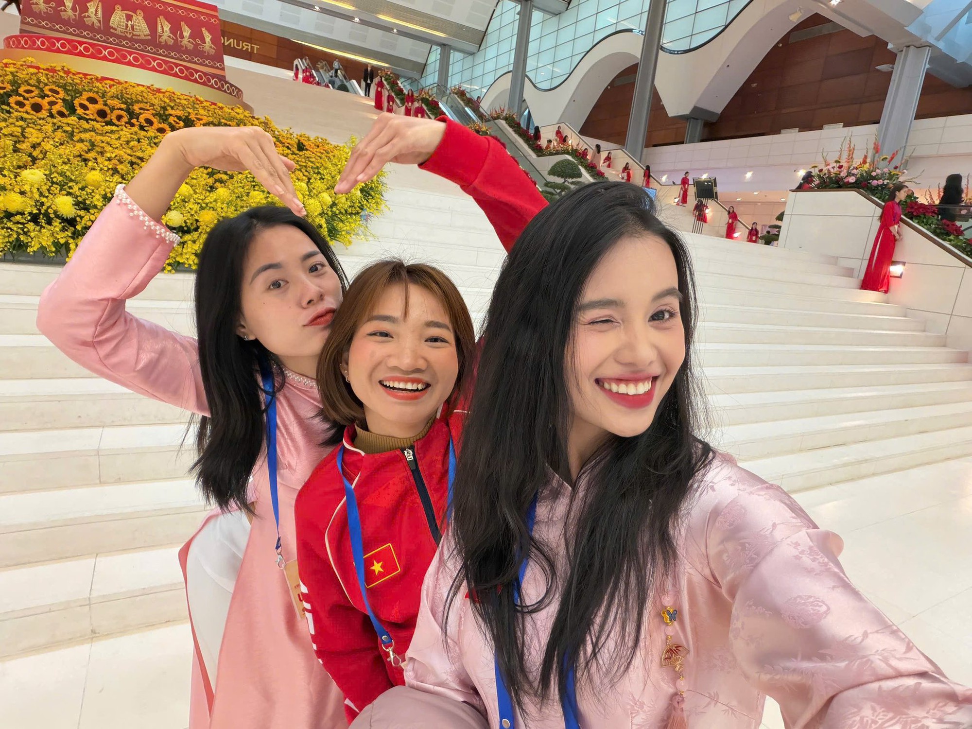 Khung h&igrave;nh to&agrave;n g&aacute;i xinh lại c&ograve;n giỏi: Ho&agrave; Minzy khoe visual s&aacute;ng bừng &ocirc;m thắm thiết 