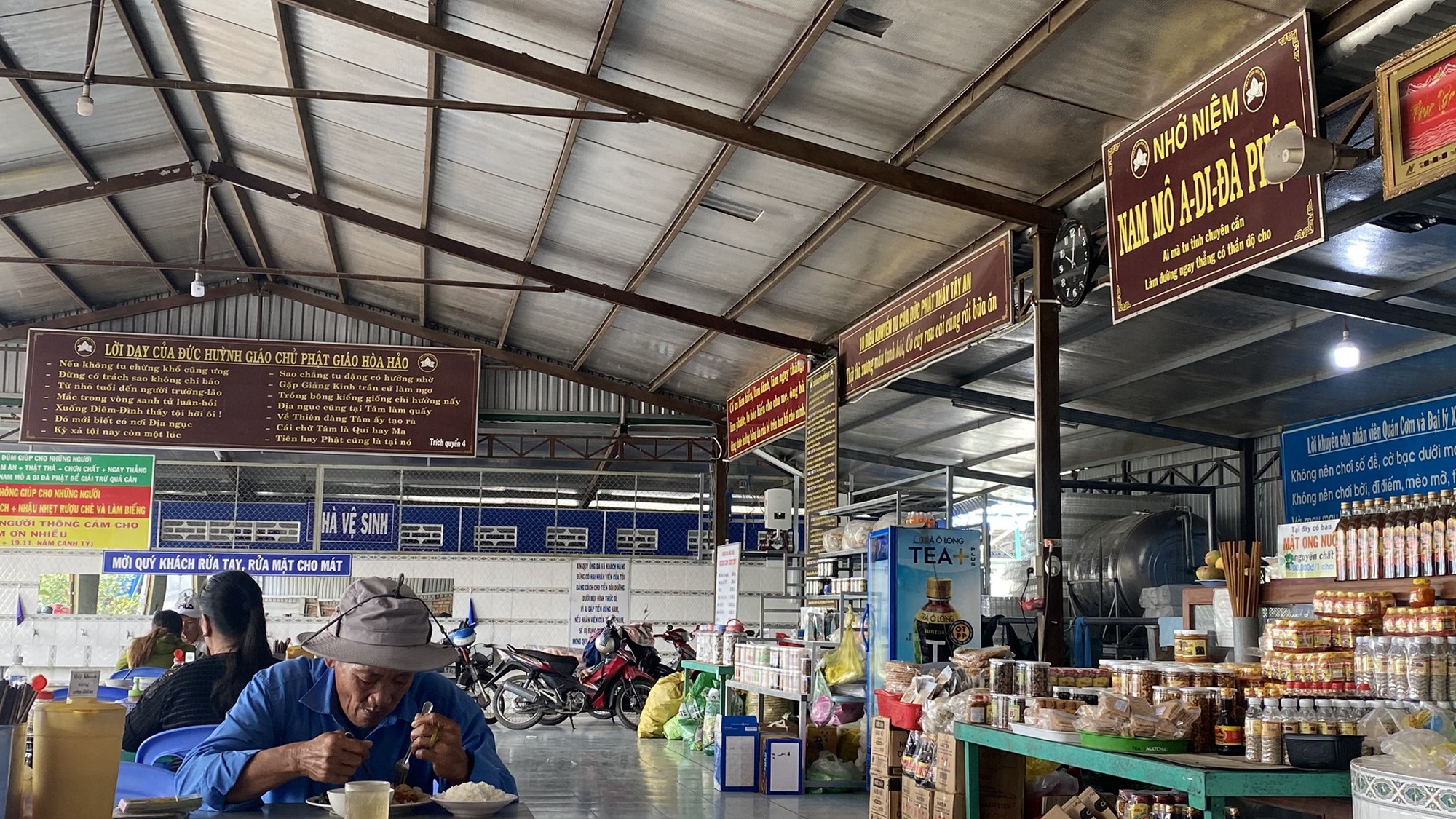 Quán cơm miền Tây công khai nuôi 