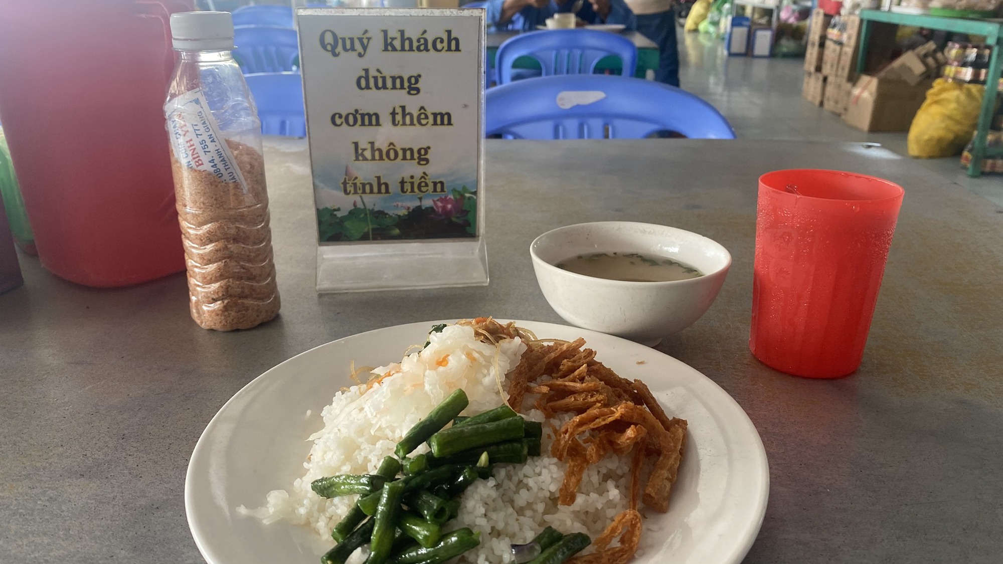 Quán cơm miền Tây công khai nuôi 