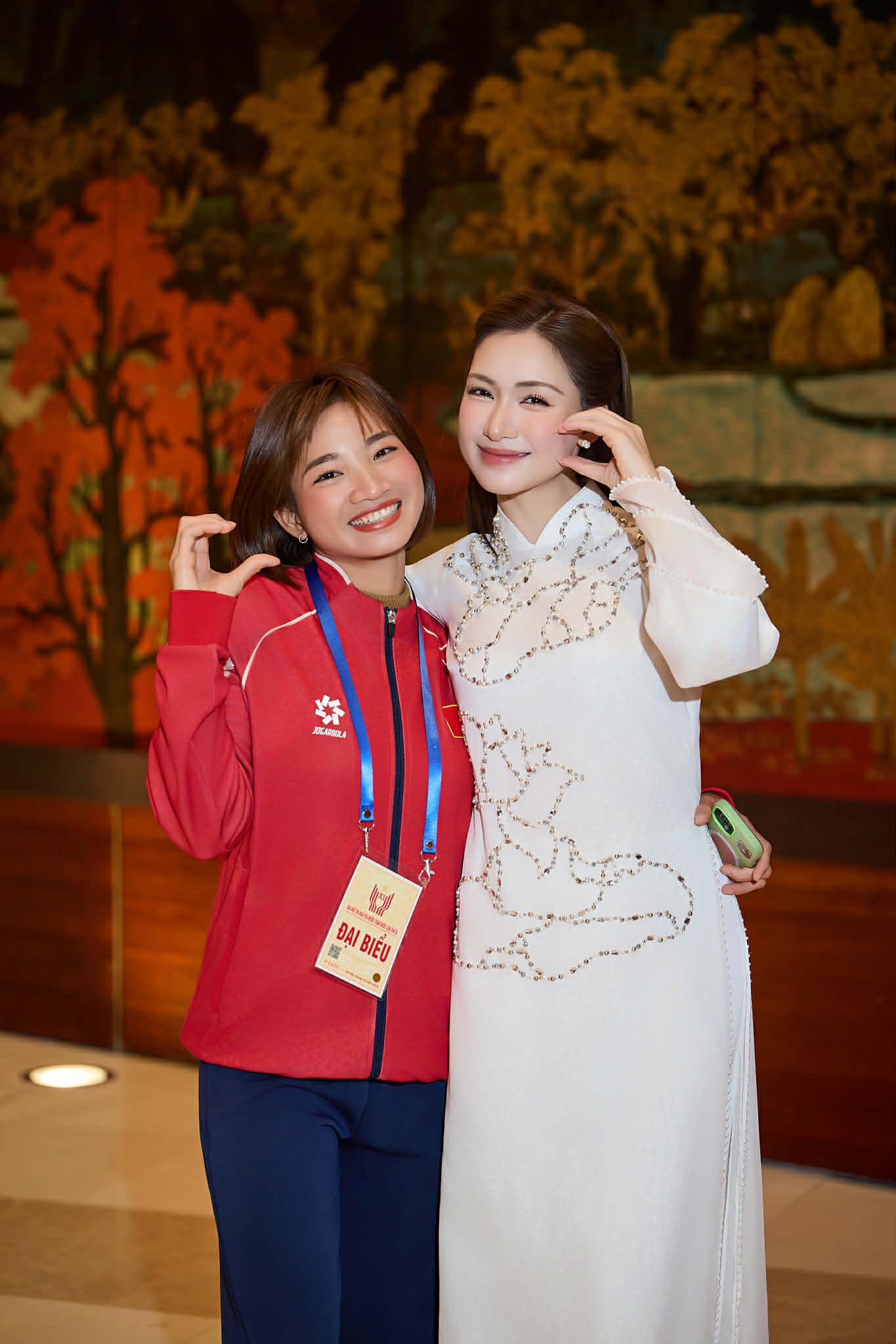 Khung h&igrave;nh to&agrave;n g&aacute;i xinh lại c&ograve;n giỏi: Ho&agrave; Minzy khoe visual s&aacute;ng bừng &ocirc;m thắm thiết 