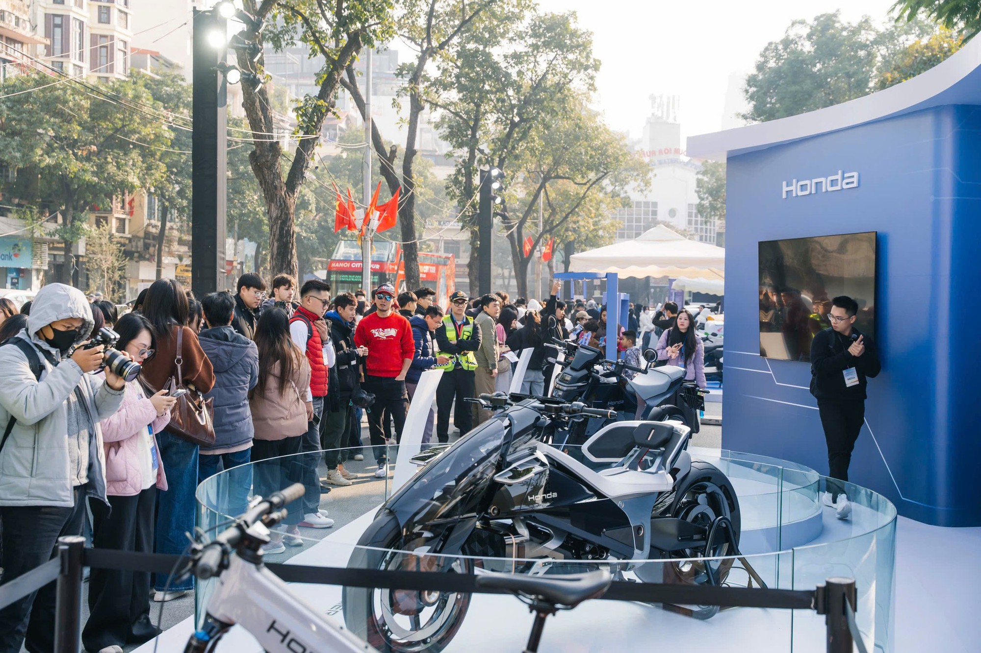 Lễ hội Thiết kế Sáng tạo Hà Nội 2026 tấp nập ngay hồ Hoàn Kiếm, giới trẻ hào hứng trải nghiệm gian hàng LG và loạt local brand siêu nghệ- Ảnh 6. Lễ hội Thiết kế Sáng tạo Hà Nội 2026 tấp nập ngay hồ Hoàn Kiếm, giới trẻ hào hứng trải nghiệm gian hàng LG và loạt local brand siêu nghệ- Ảnh 6.