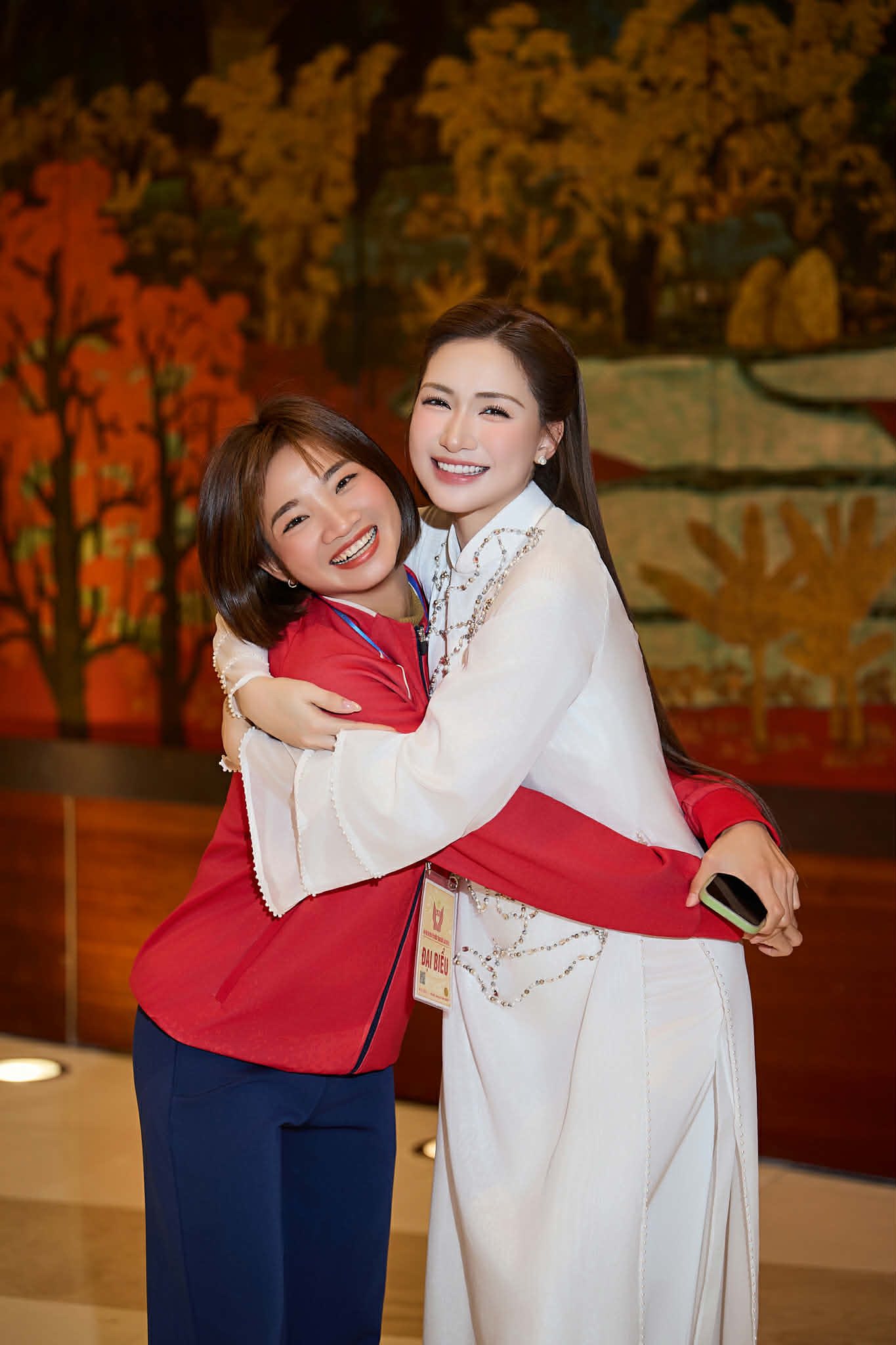 Khung h&igrave;nh to&agrave;n g&aacute;i xinh lại c&ograve;n giỏi: Ho&agrave; Minzy khoe visual s&aacute;ng bừng &ocirc;m thắm thiết 