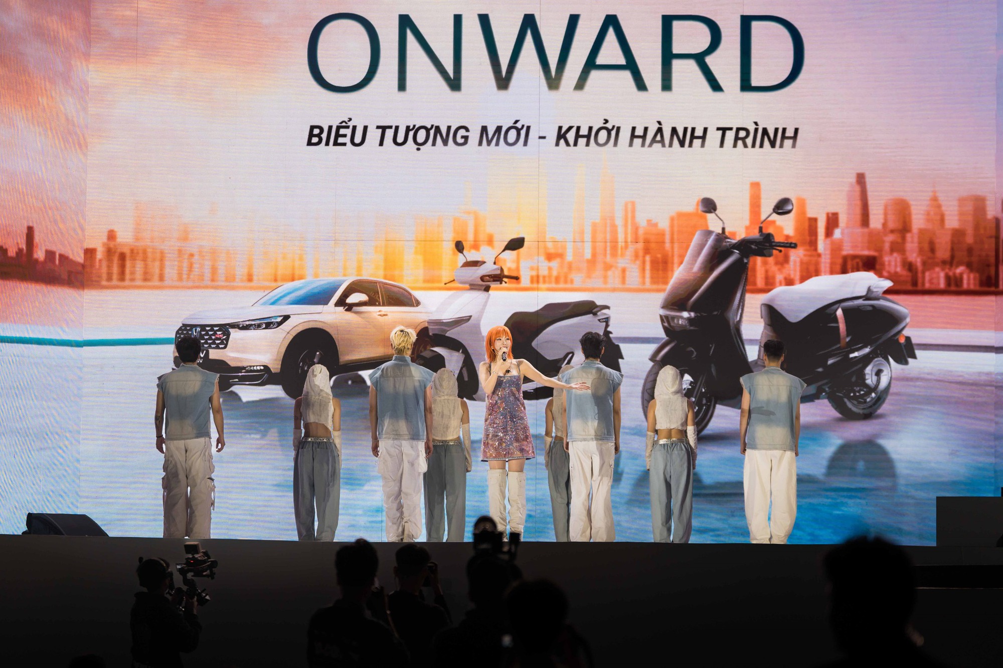 Lễ hội Thiết kế Sáng tạo Hà Nội 2026 tấp nập ngay hồ Hoàn Kiếm, giới trẻ hào hứng trải nghiệm gian hàng LG và loạt local brand siêu nghệ- Ảnh 7. Lễ hội Thiết kế Sáng tạo Hà Nội 2026 tấp nập ngay hồ Hoàn Kiếm, giới trẻ hào hứng trải nghiệm gian hàng LG và loạt local brand siêu nghệ- Ảnh 7.