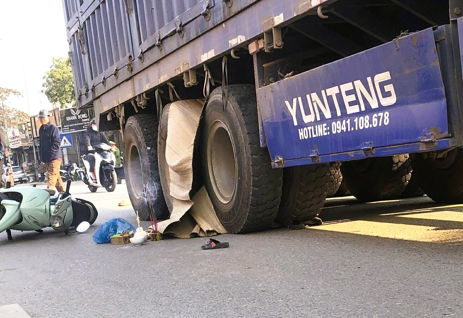 B&eacute; trai 7 tuổi tử vong dưới b&aacute;nh xe tải- Ảnh 1.