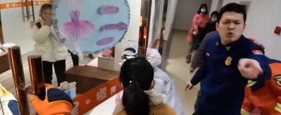 B&eacute; g&aacute;i kh&oacute;c th&eacute;t v&igrave; kẹt ng&oacute;n tay v&agrave;o cửa si&ecirc;u thị suốt nửa tiếng nhưng nh&acirc;n vi&ecirc;n nhất quyết kh&ocirc;ng giải cứu: L&yacute; do g&acirc;y phẫn nộ- Ảnh 2.