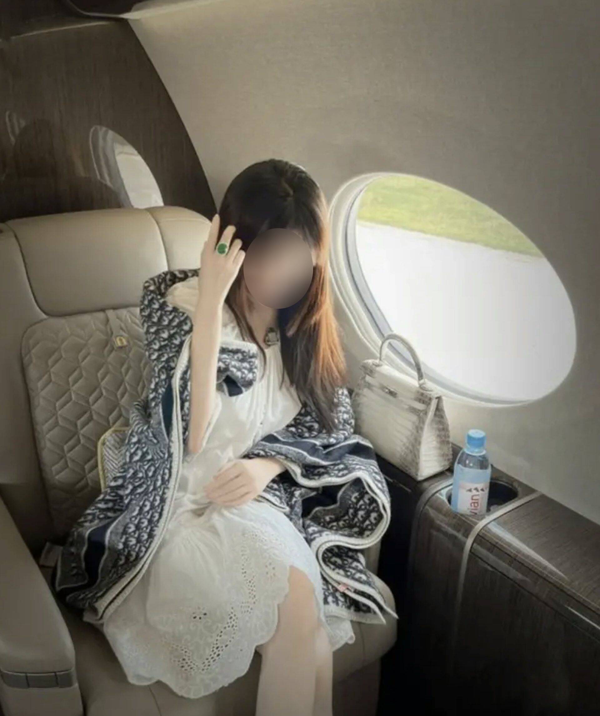 Cuộc sống kh&ocirc;ng tưởng của &ldquo;Ti&ecirc;n nữ TikTok&rdquo; nghi vợ tr&ugrave;m lừa đảo Trần Ch&iacute;: Biệt thự nu&ocirc;i c&aacute; mập, 6 phi cơ ri&ecirc;ng, piano bằng v&agrave;ng r&ograve;ng- Ảnh 2.