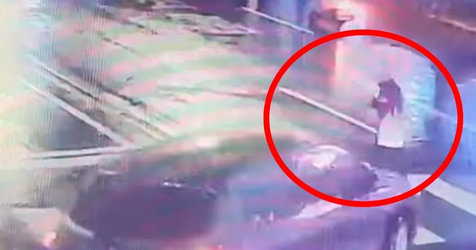 Cảnh s&aacute;t tung CCTV ghi lại vụ cặp vợ chồng diễn vi&ecirc;n l&aacute;i xe t&ocirc;ng chết người đi đường- Ảnh 3.