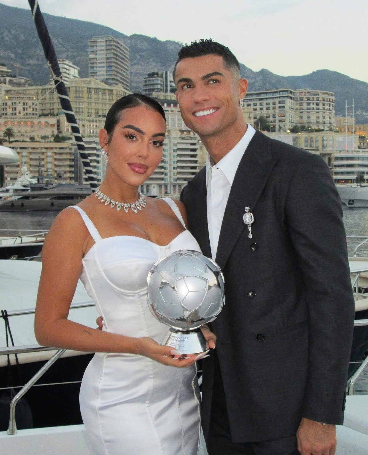 Ronaldo bất ngờ thay đổi kế hoạch đ&aacute;m cưới- Ảnh 2.
