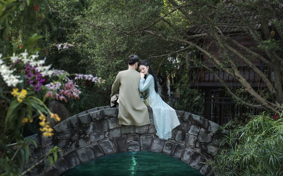 Giới trẻ bắt trend chụp h&igrave;nh với &aacute;o d&agrave;i tại c&aacute;c địa điểm cực "hot" ở TP Hồ Ch&iacute; Minh- Ảnh 3.