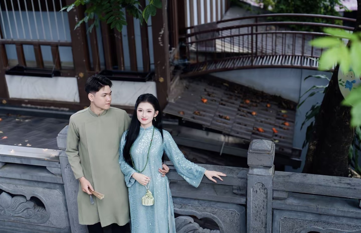 Giới trẻ bắt trend chụp h&igrave;nh với &aacute;o d&agrave;i tại c&aacute;c địa điểm cực "hot" ở TP Hồ Ch&iacute; Minh- Ảnh 4.