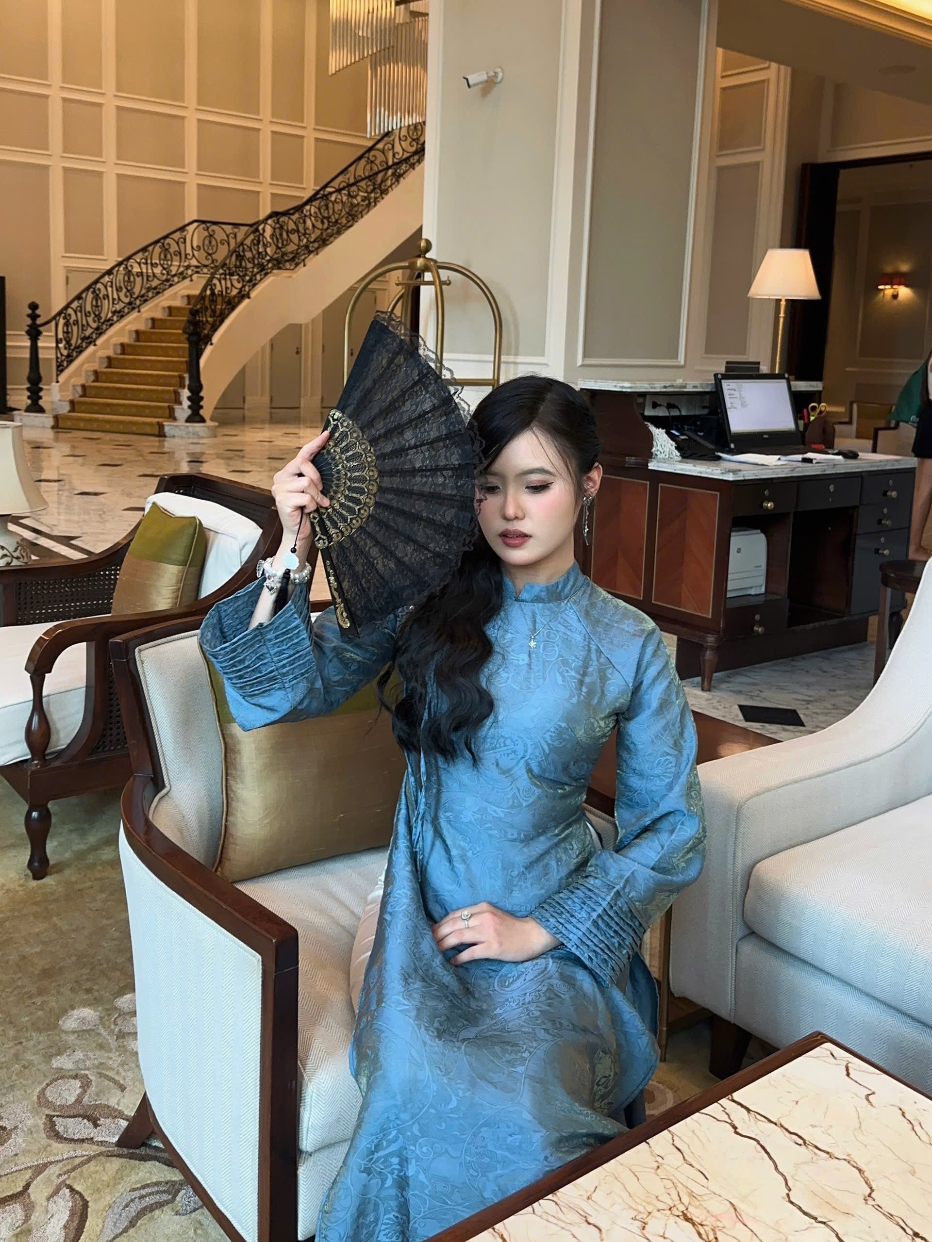 Giới trẻ bắt trend chụp h&igrave;nh với &aacute;o d&agrave;i tại c&aacute;c địa điểm cực "hot" ở TP Hồ Ch&iacute; Minh- Ảnh 5.