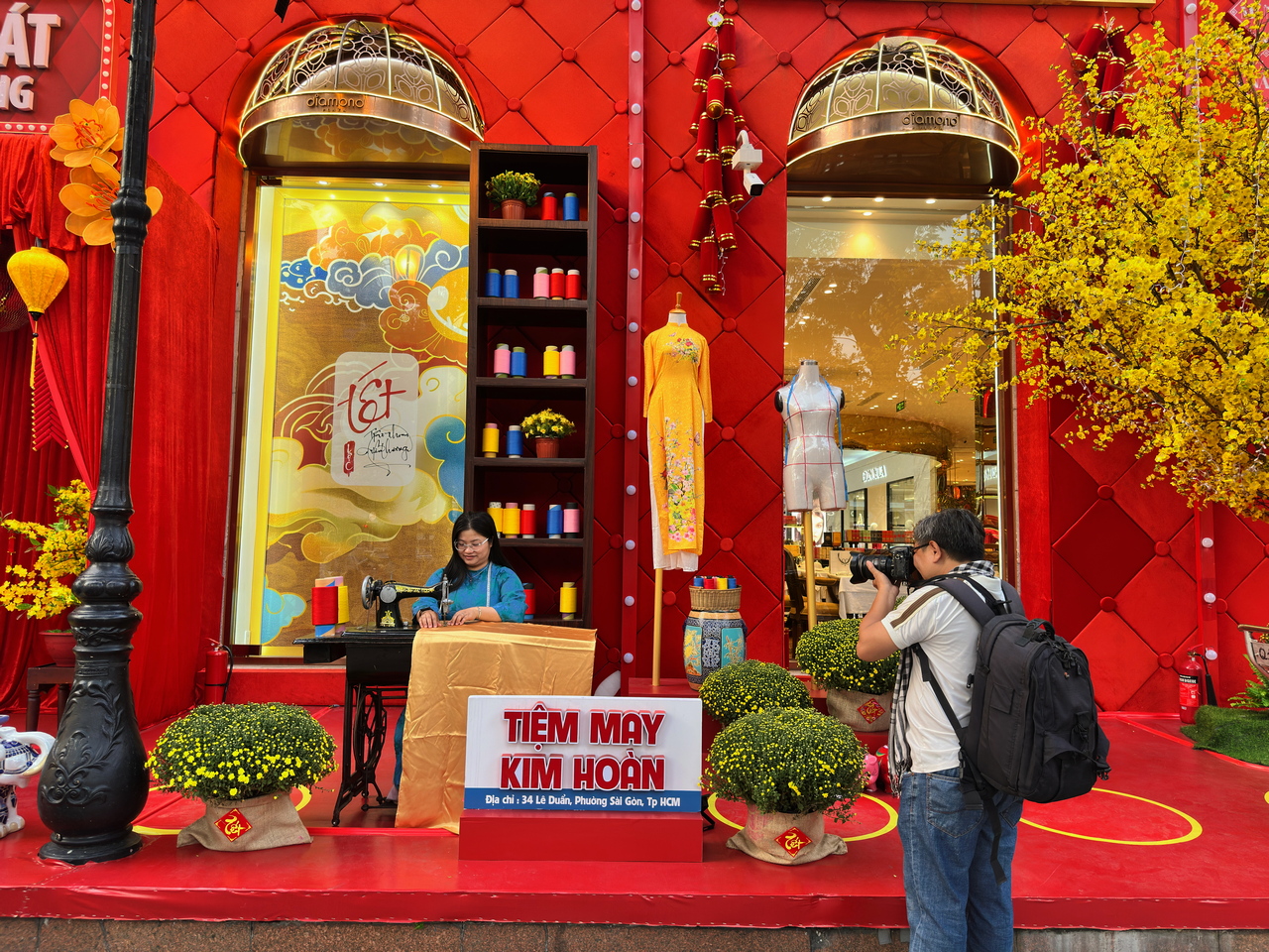 Giới trẻ bắt trend chụp h&igrave;nh với &aacute;o d&agrave;i tại c&aacute;c địa điểm cực "hot" ở TP Hồ Ch&iacute; Minh- Ảnh 7.