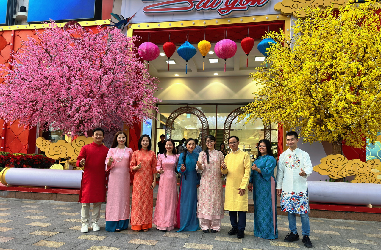 Giới trẻ bắt trend chụp h&igrave;nh với &aacute;o d&agrave;i tại c&aacute;c địa điểm cực "hot" ở TP Hồ Ch&iacute; Minh- Ảnh 6.