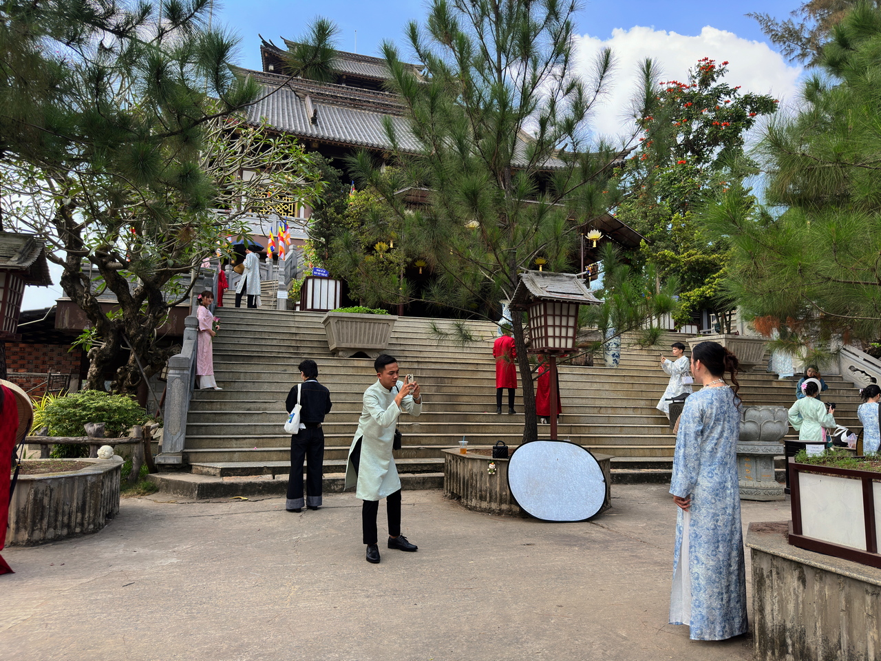 Giới trẻ bắt trend chụp h&igrave;nh với &aacute;o d&agrave;i tại c&aacute;c địa điểm cực "hot" ở TP Hồ Ch&iacute; Minh- Ảnh 2.