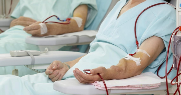 Người phụ nữ suy thận nặng, phải chạy thận nh&acirc;n tạo v&igrave; b&ocirc;i thứ nh&agrave; n&agrave;o cũng c&oacute; n&agrave;y l&ecirc;n da
