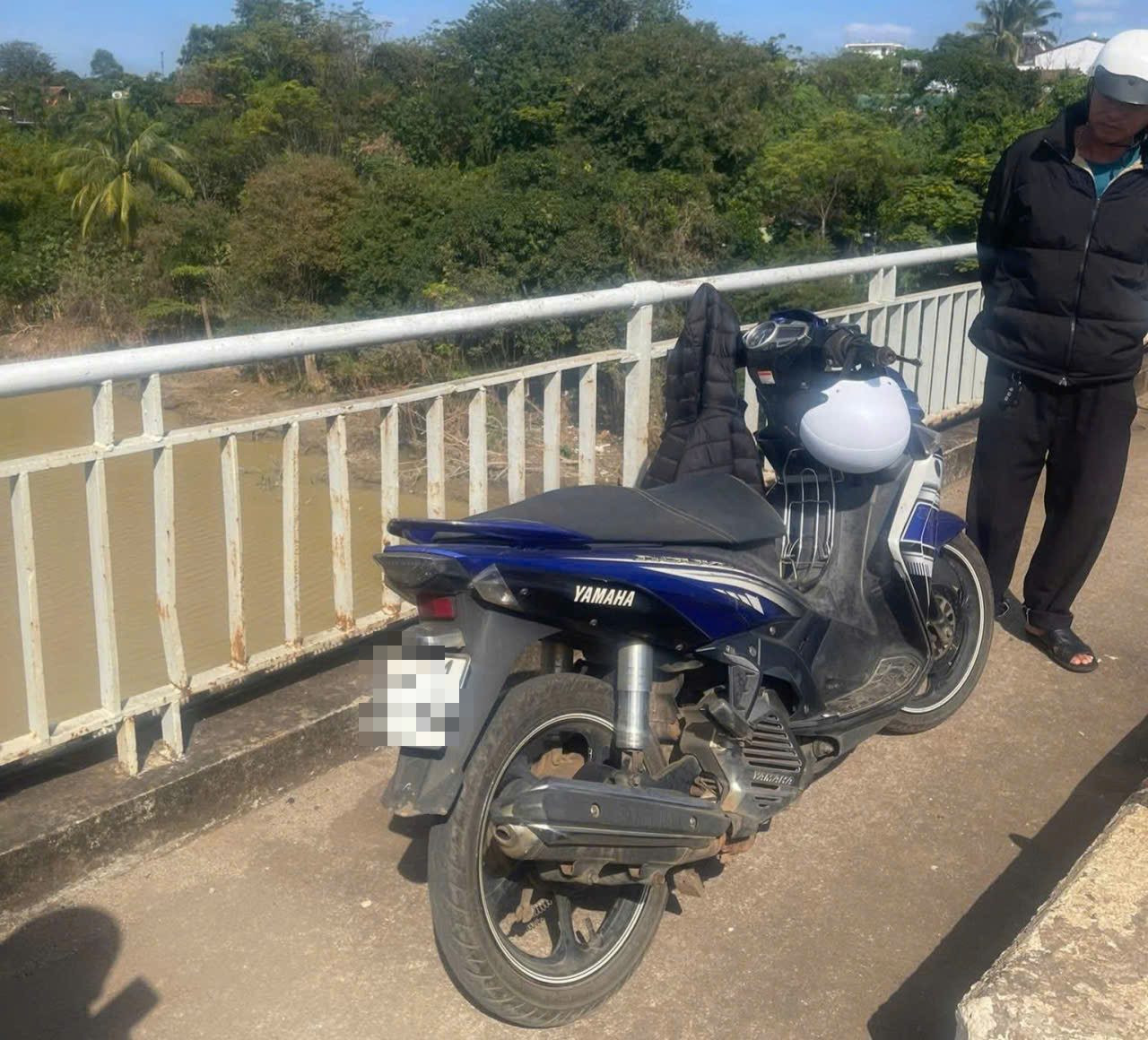 Tìm kiếm nam sinh viên để lại xe máy, giấy tờ tùy thân trên cầu- Ảnh 1. Tìm kiếm nam sinh viên để lại xe máy, giấy tờ tùy thân trên cầu- Ảnh 1.