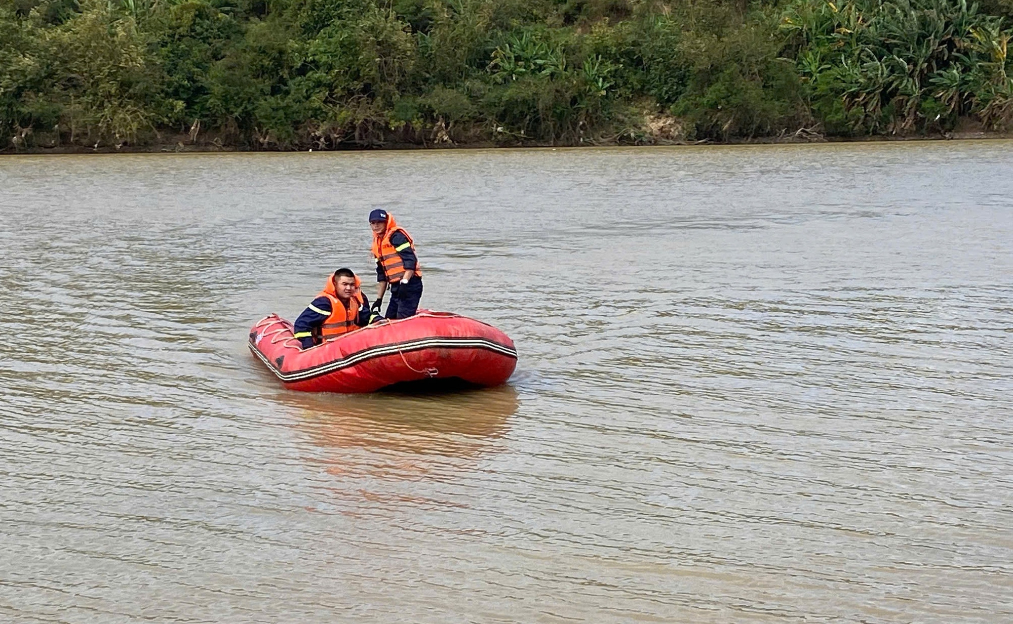 Tìm kiếm nam sinh viên để lại xe máy, giấy tờ tùy thân trên cầu- Ảnh 2. Tìm kiếm nam sinh viên để lại xe máy, giấy tờ tùy thân trên cầu- Ảnh 2.