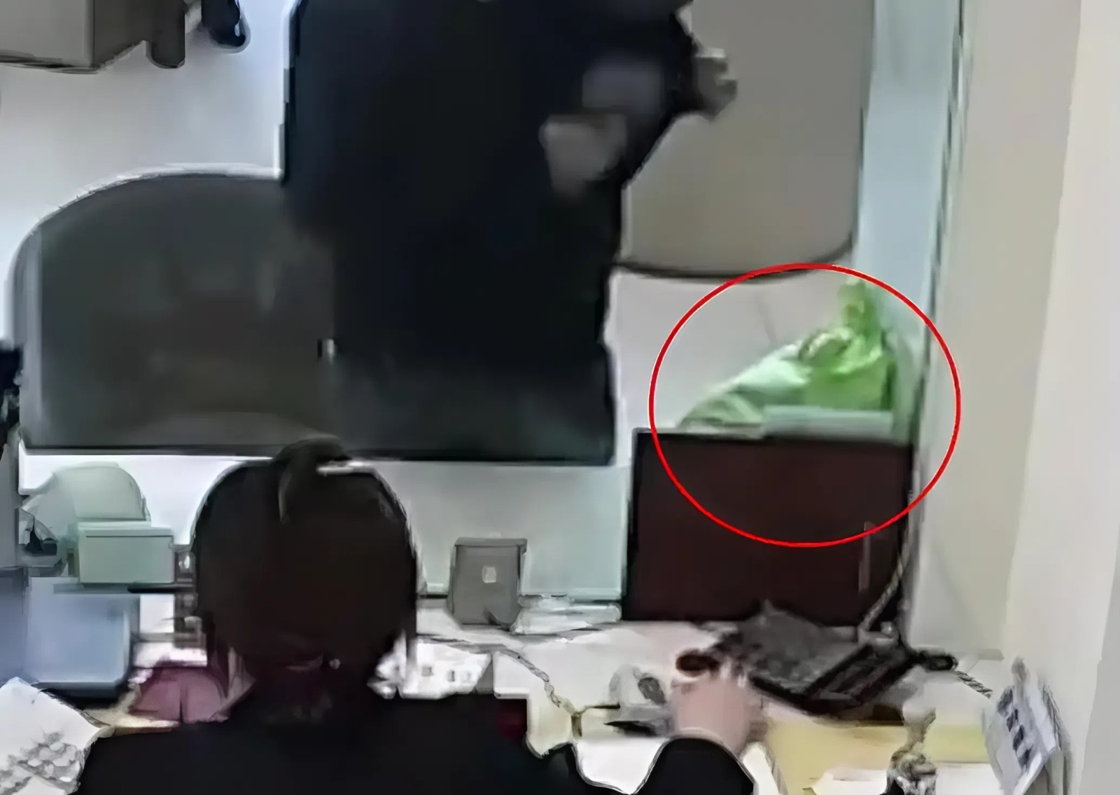 Cậu b&eacute; nhặt được bọc tiền 900 triệu đồng nhưng người mất khẳng định chỉ đ&aacute;nh rơi 75 triệu, cảnh s&aacute;t triển khai biện ph&aacute;p nghiệp vụ v&agrave;o cuộc- Ảnh 2.