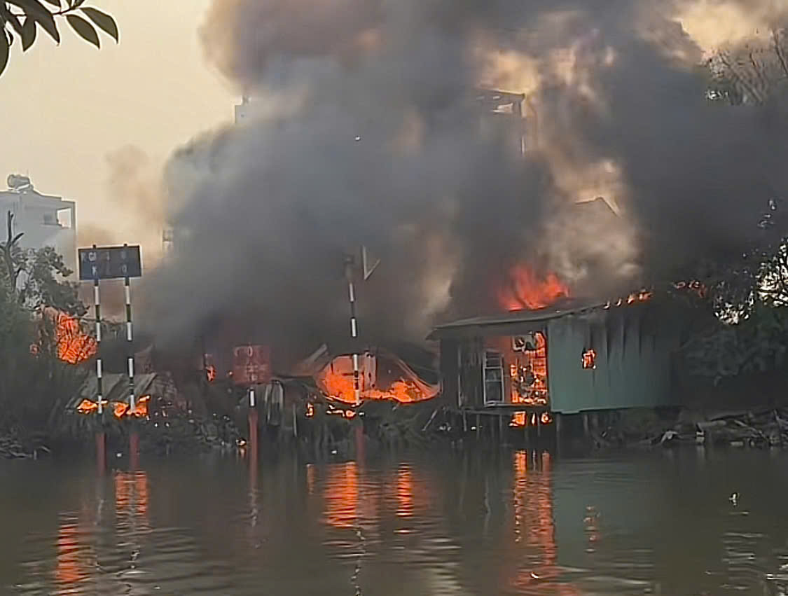 Ch&aacute;y lớn nh&agrave; d&acirc;n ph&iacute;a sau lưng chợ B&igrave;nh Trưng, TPHCM- Ảnh 2.