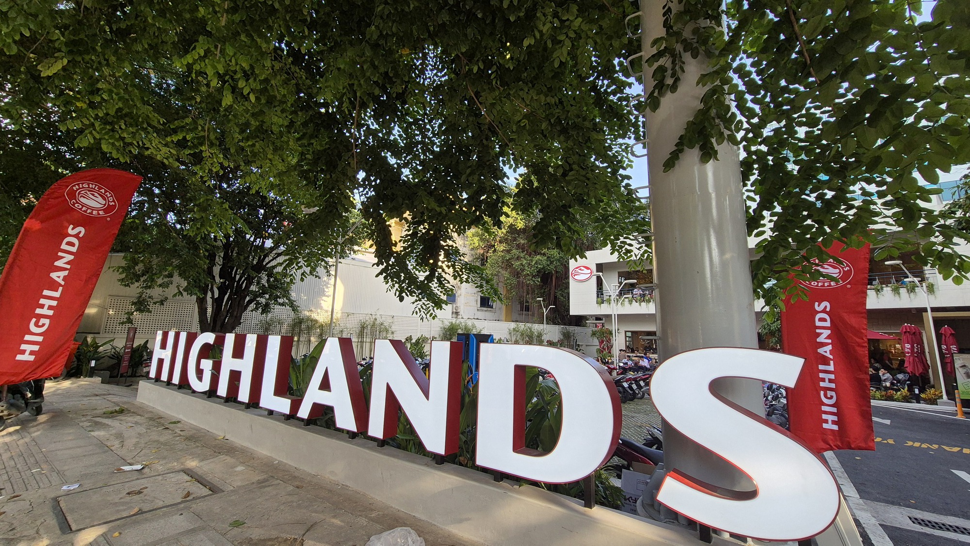 Highlands Coffee x&aacute;c nhận c&oacute; mua hạt sen v&agrave; vải đ&oacute;ng hộp từ "đồ hộp Hạ Long"- Ảnh 1.