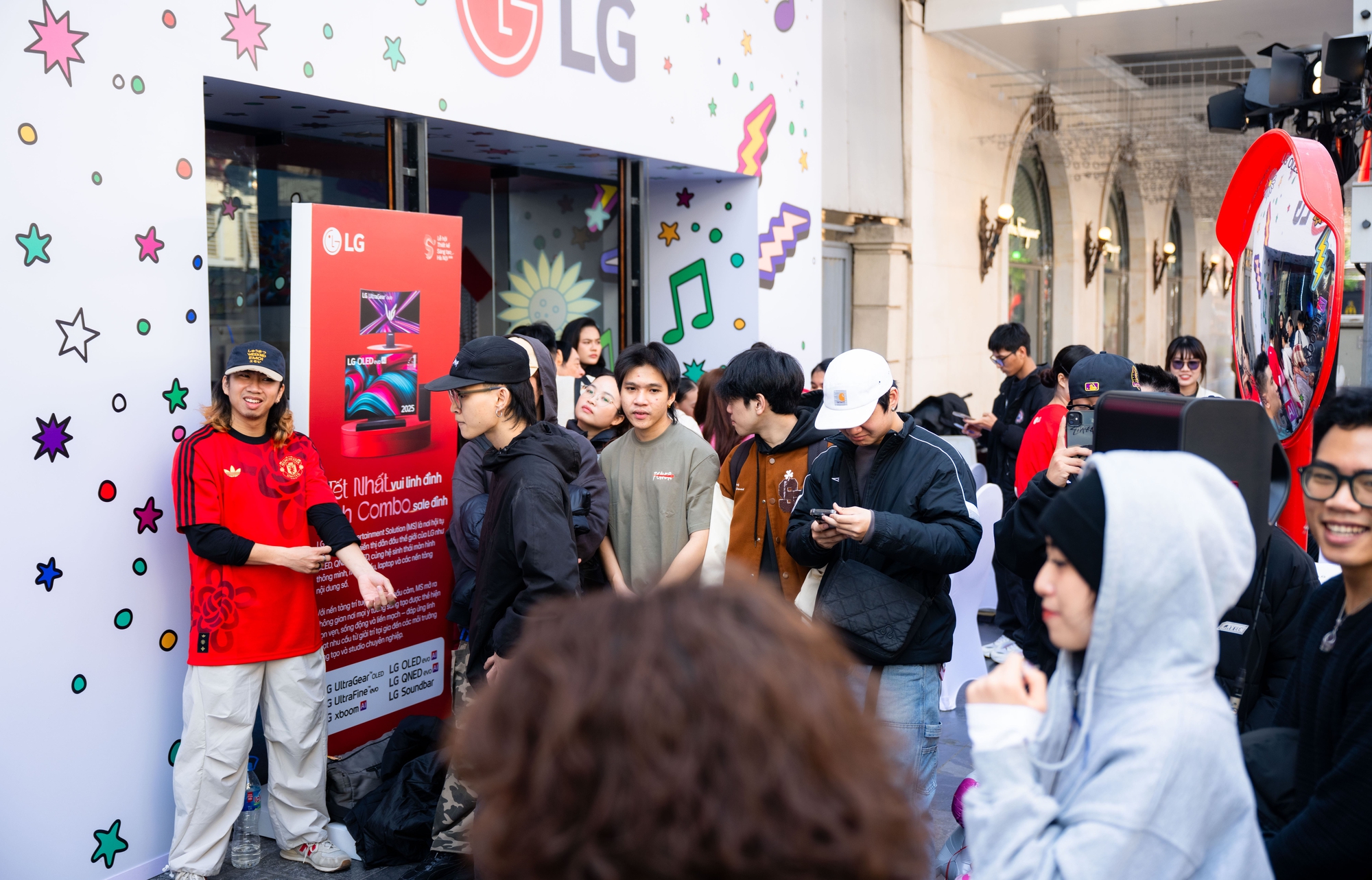 Lễ hội Thiết kế Sáng tạo Hà Nội 2026 tấp nập ngay hồ Hoàn Kiếm, giới trẻ hào hứng trải nghiệm gian hàng LG và loạt local brand siêu nghệ- Ảnh 2. Lễ hội Thiết kế Sáng tạo Hà Nội 2026 tấp nập ngay hồ Hoàn Kiếm, giới trẻ hào hứng trải nghiệm gian hàng LG và loạt local brand siêu nghệ- Ảnh 2.