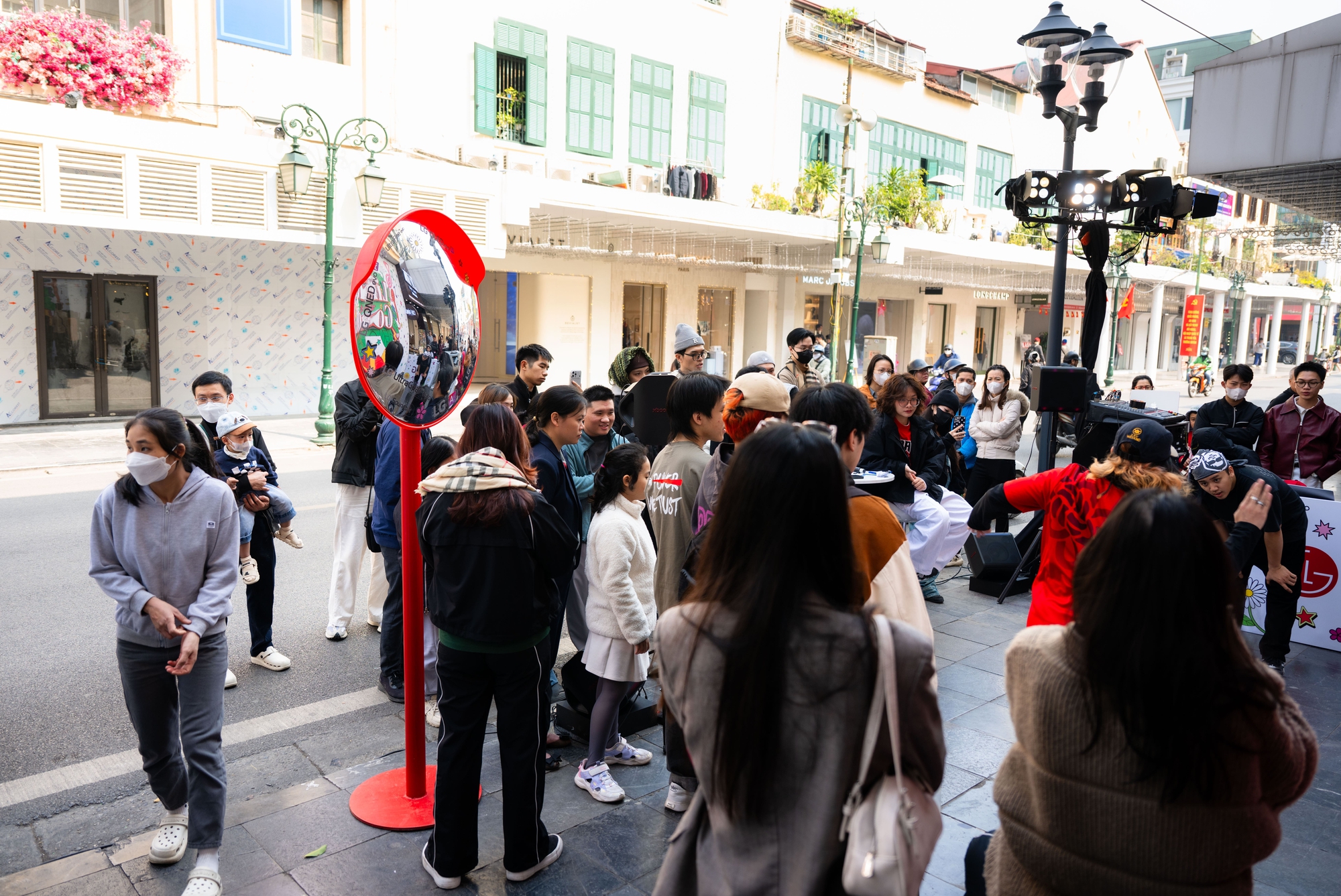 Lễ hội Thiết kế Sáng tạo Hà Nội 2026 tấp nập ngay hồ Hoàn Kiếm, giới trẻ hào hứng trải nghiệm gian hàng LG và loạt local brand siêu nghệ- Ảnh 3. Lễ hội Thiết kế Sáng tạo Hà Nội 2026 tấp nập ngay hồ Hoàn Kiếm, giới trẻ hào hứng trải nghiệm gian hàng LG và loạt local brand siêu nghệ- Ảnh 3.