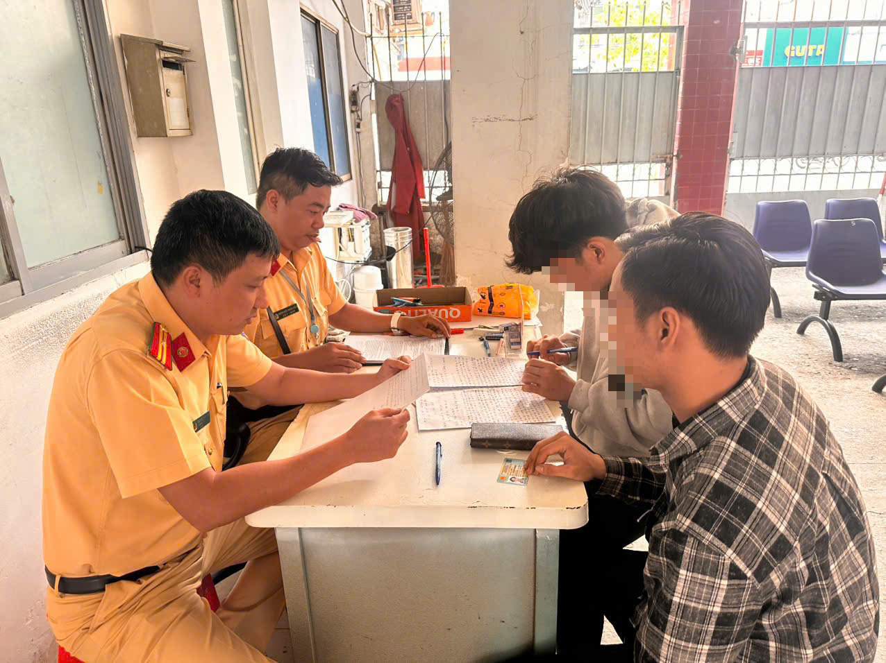 Th&ocirc;ng tin mới vụ 2 người giằng co với CSGT TPHCM- Ảnh 1.