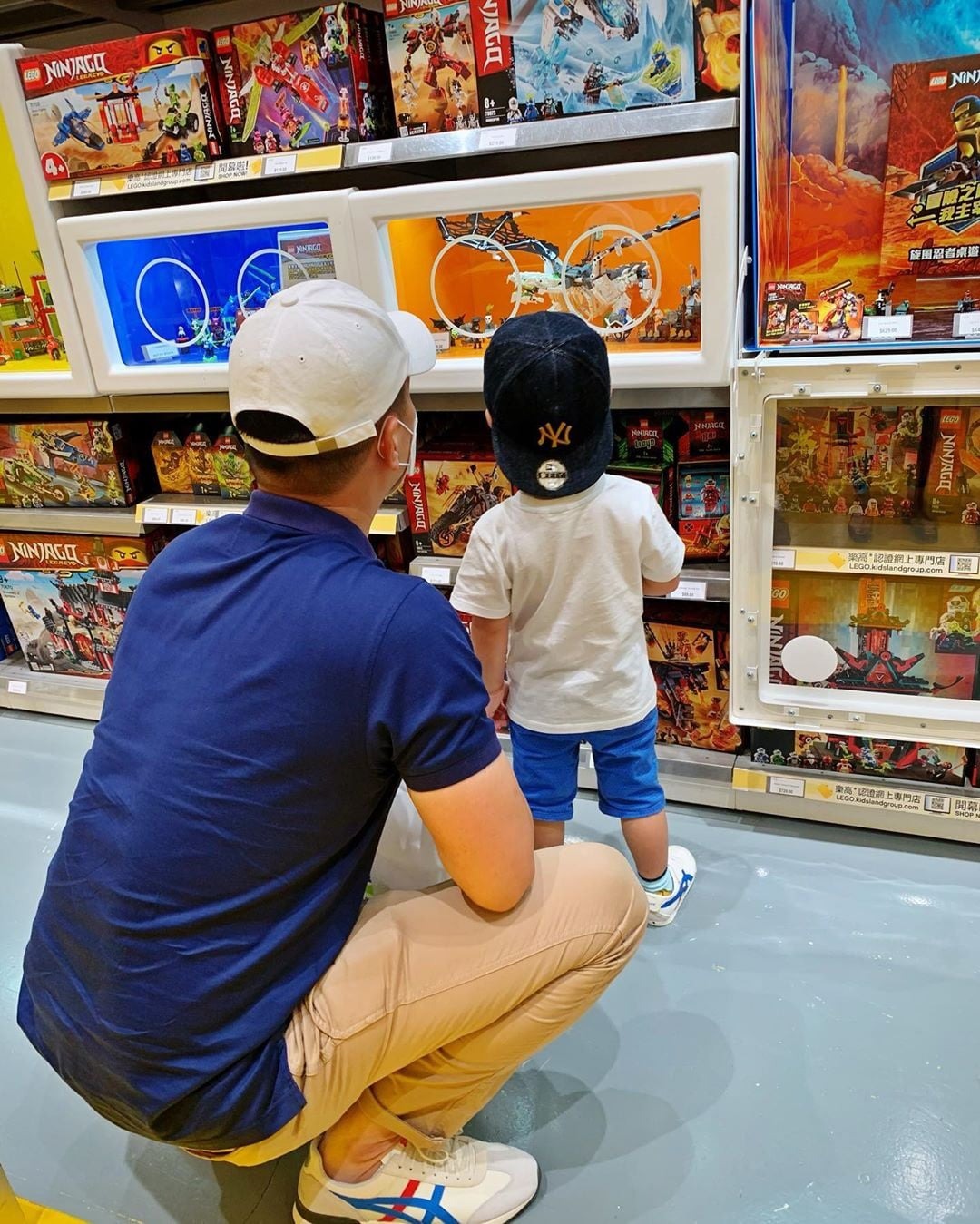 Con nhất quyết đ&ograve;i bố bế khi đi si&ecirc;u thị nhưng bị từ chối, c&acirc;u n&oacute;i tiếp theo của cậu b&eacute; khiến người bố "tỉnh ngộ"- Ảnh 1.