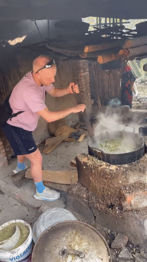 Kh&aacute;ch T&acirc;y tự trải nghiệm việc vốn 