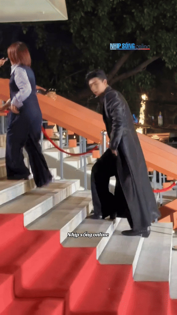 Clip HOT: Hoa hậu Vbiz t&eacute; ng&atilde; tr&ecirc;n s&acirc;n khấu trao giải nhưng người ngại lại l&agrave; Steven Nguyễn- Ảnh 4.