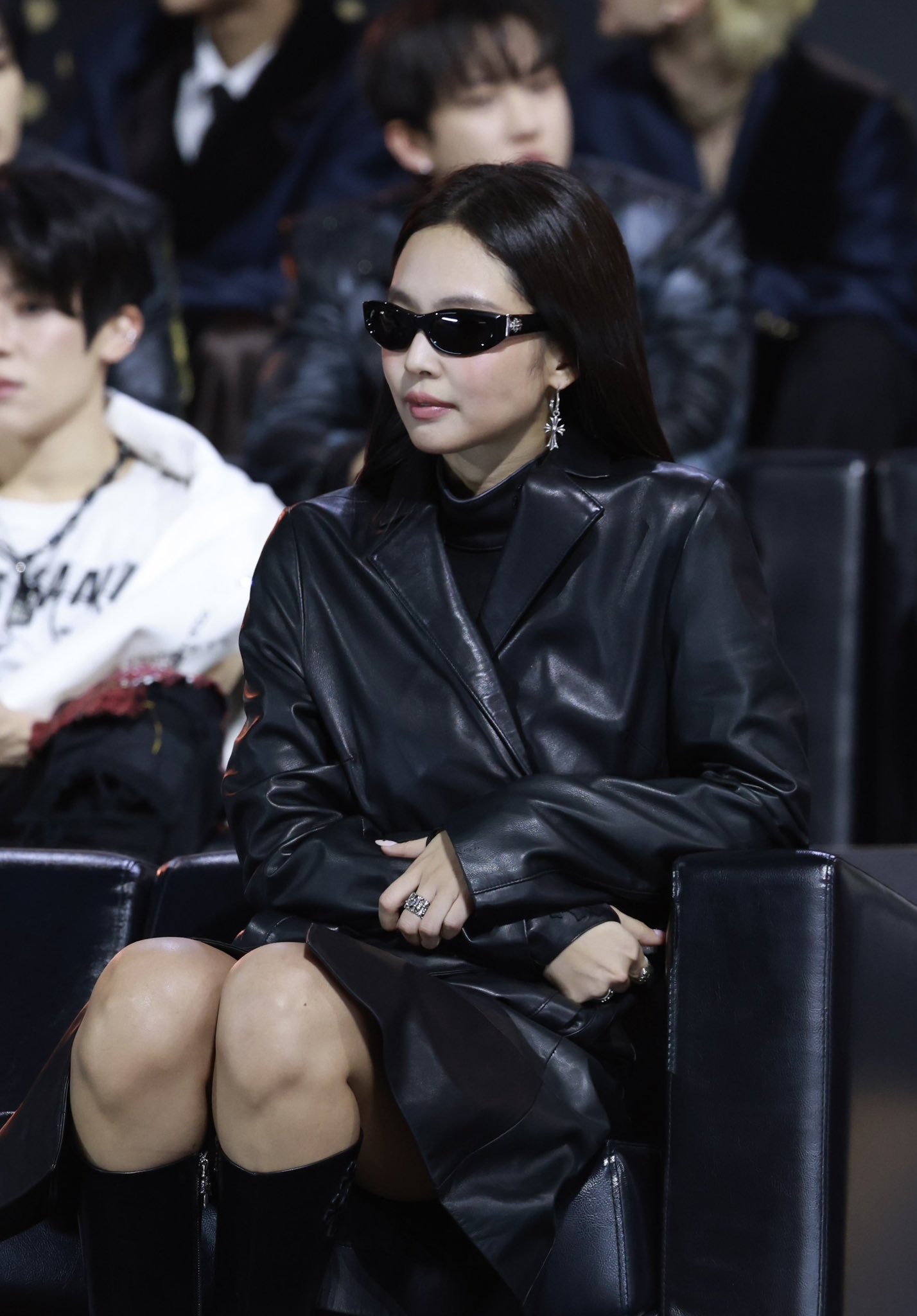 Khoảnh khắc đỉnh nhất của Jennie hiện tại: Thế lực g&igrave; đ&acirc;y sao ngầu thế!- Ảnh 1.