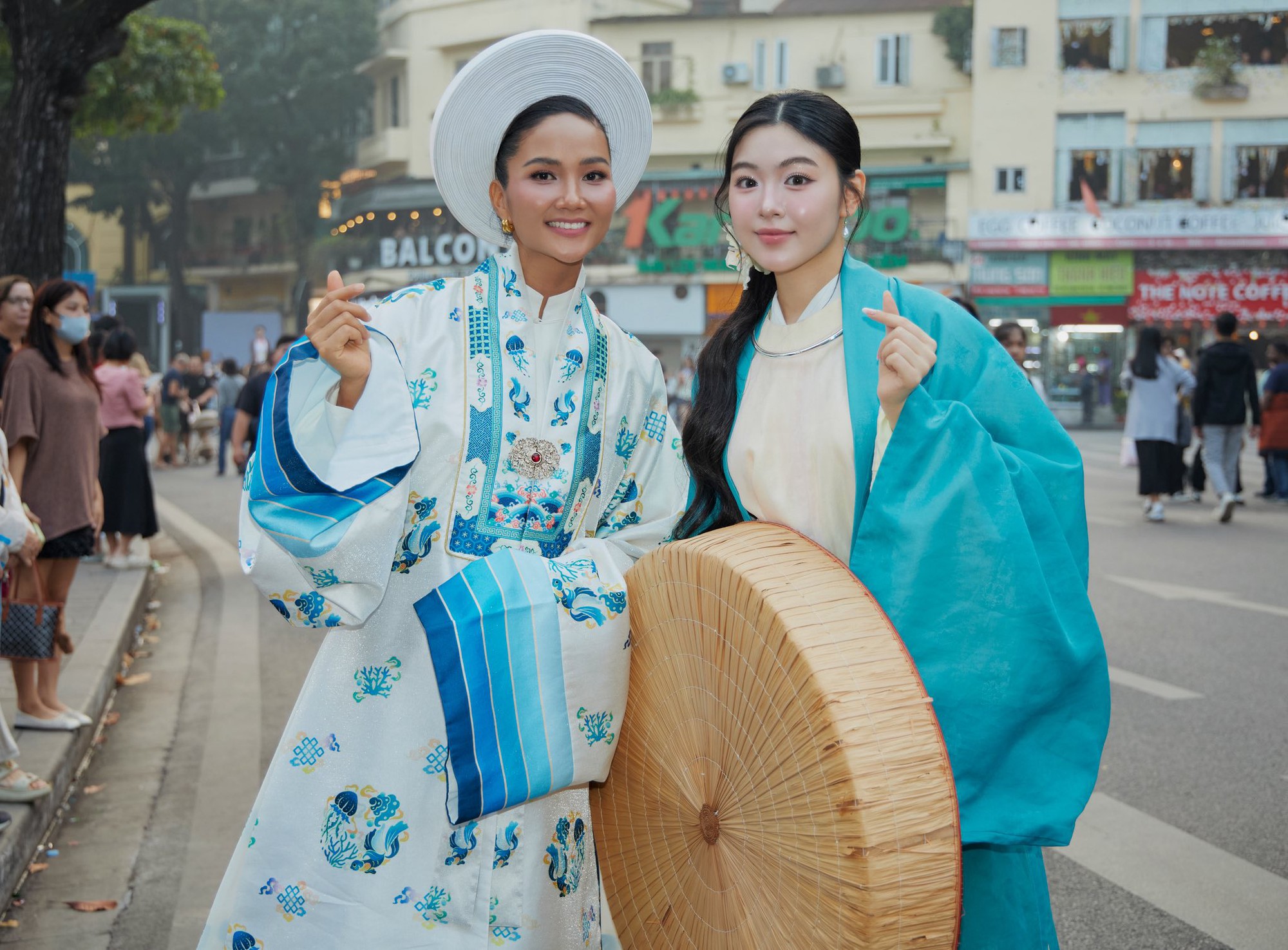 Hương Giang - H'Hen Niê sau 7 năm giờ ra sao?- Ảnh 5. Hương Giang - H'Hen Niê sau 7 năm giờ ra sao?- Ảnh 5.