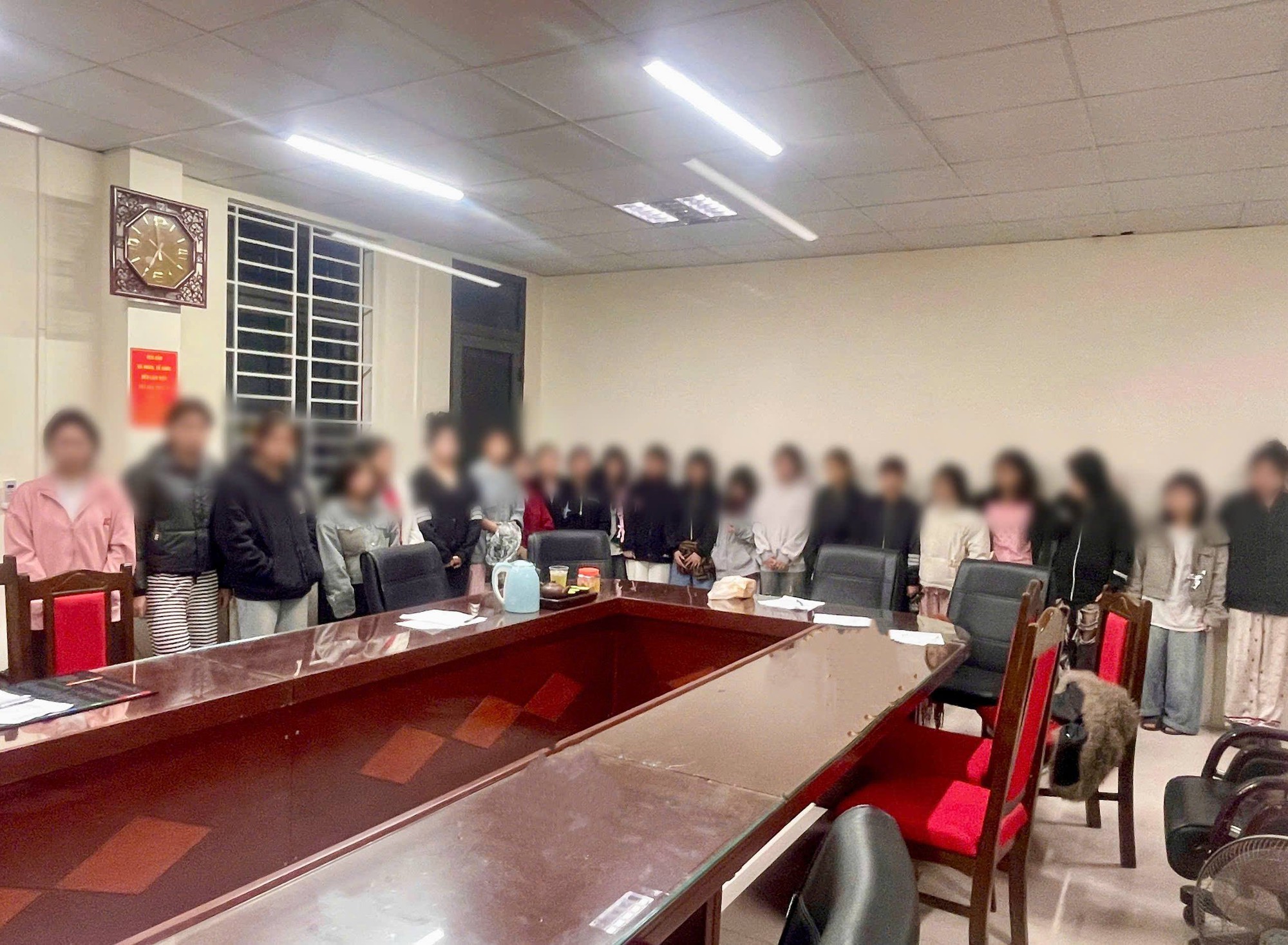 Vạch trần đường d&acirc;y mua b&aacute;n người n&uacute;p b&oacute;ng massage, karaoke: 21 thiếu nữ bị &eacute;p r&oacute;t bia, bấm b&agrave;i rồi bị b&aacute;n qua tay nhiều chủ- Ảnh 3.