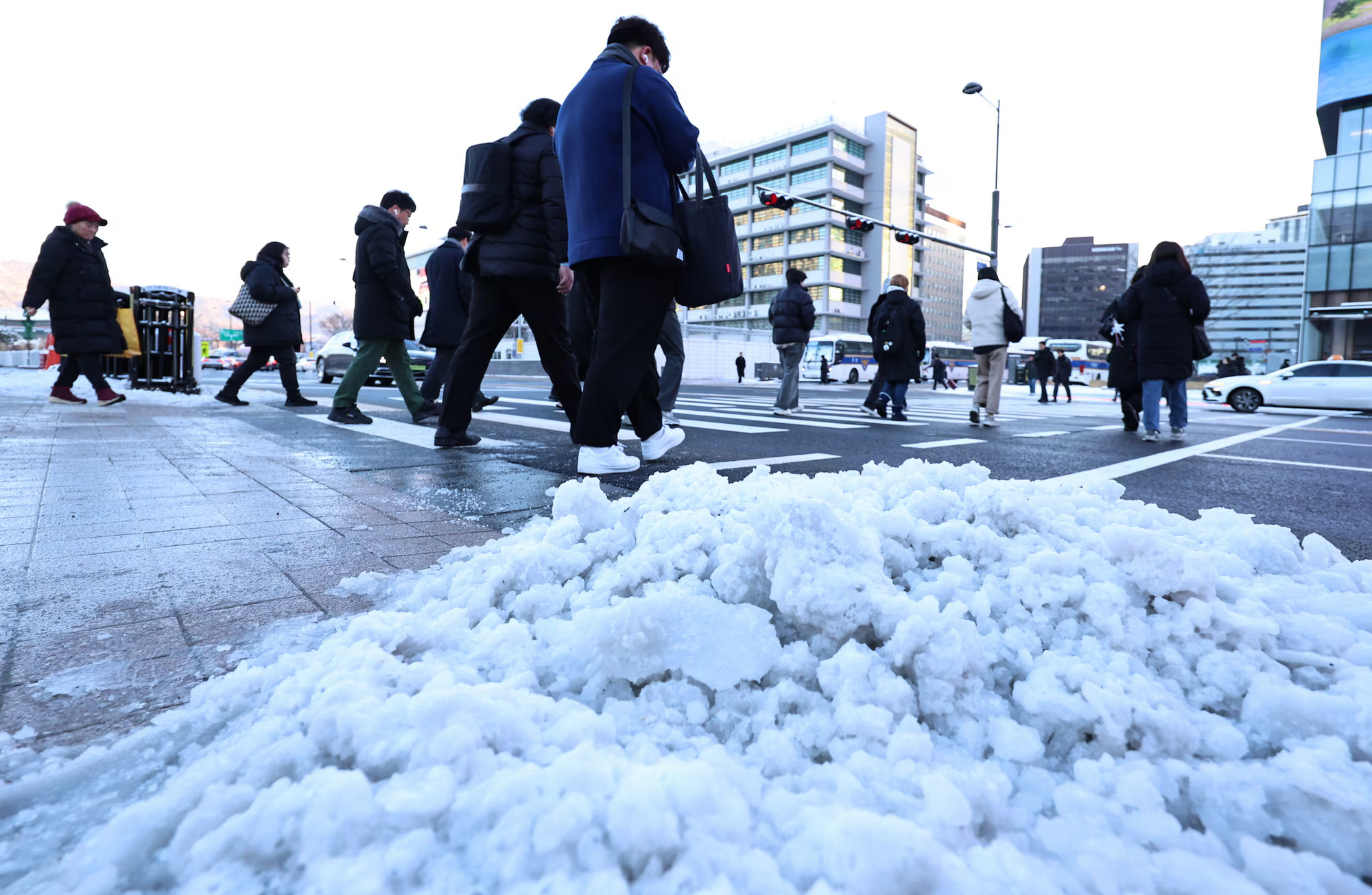 Tuyết rơi d&agrave;y v&agrave; r&eacute;t đậm bao tr&ugrave;m H&agrave;n Quốc- Ảnh 3.