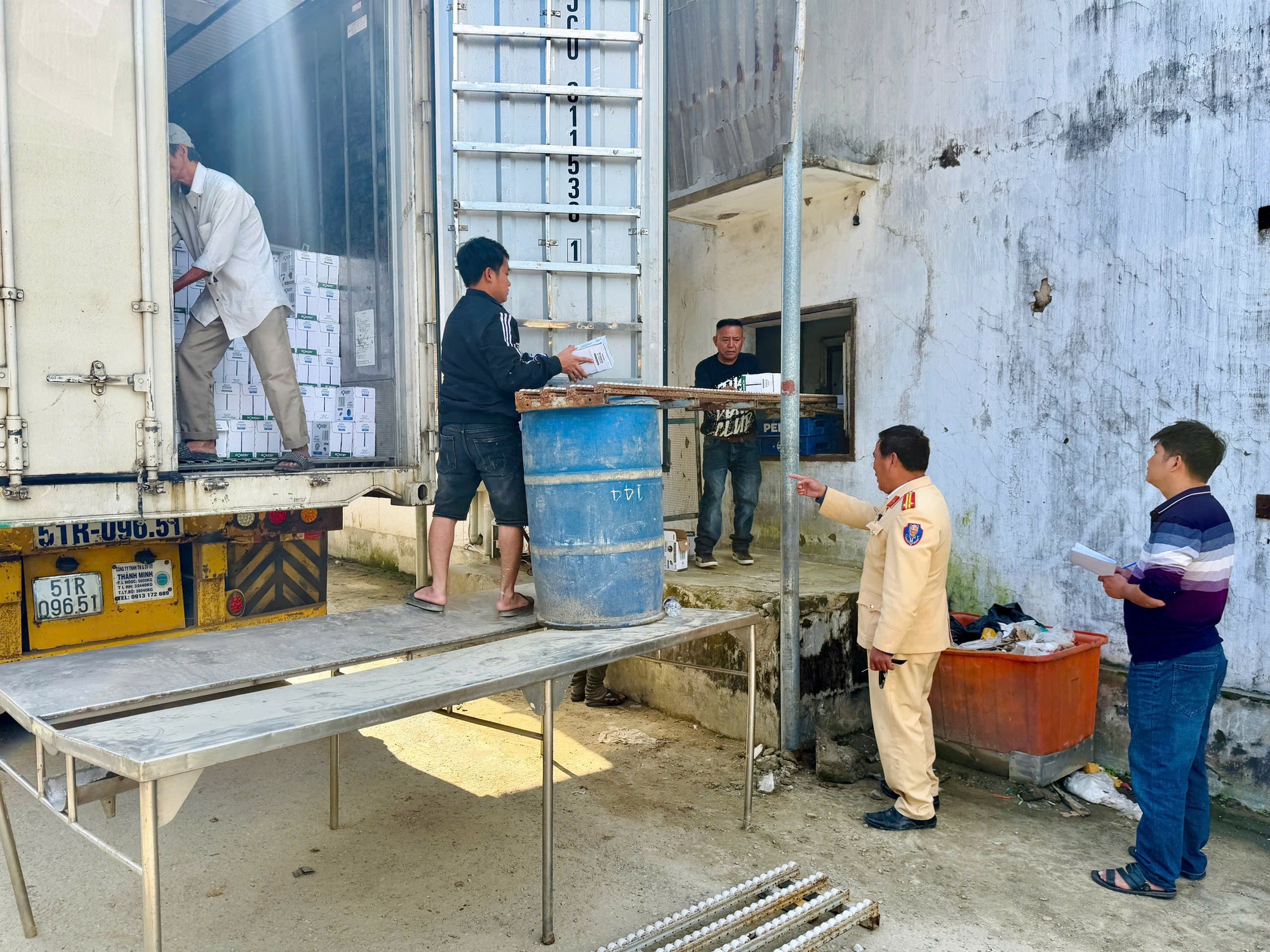 CSGT bất ngờ ph&aacute;t hiện "b&iacute; mật" về l&ocirc; h&agrave;ng 10 tấn tr&ecirc;n xe đầu k&eacute;o- Ảnh 1.