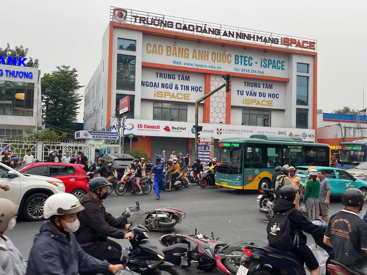 &Ocirc; t&ocirc; t&ocirc;ng li&ecirc;n tiếp 5 xe m&aacute;y đang chờ đ&egrave;n đỏ ở TP.HCM- Ảnh 1.