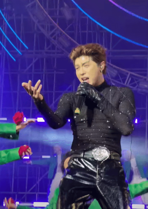 Nam thần Vbiz mặc &aacute;o lưới xuy&ecirc;n thấu dưới thời tiết 18 độ, visual b&ugrave;ng nổ khiến fan mất ngủ- Ảnh 2.