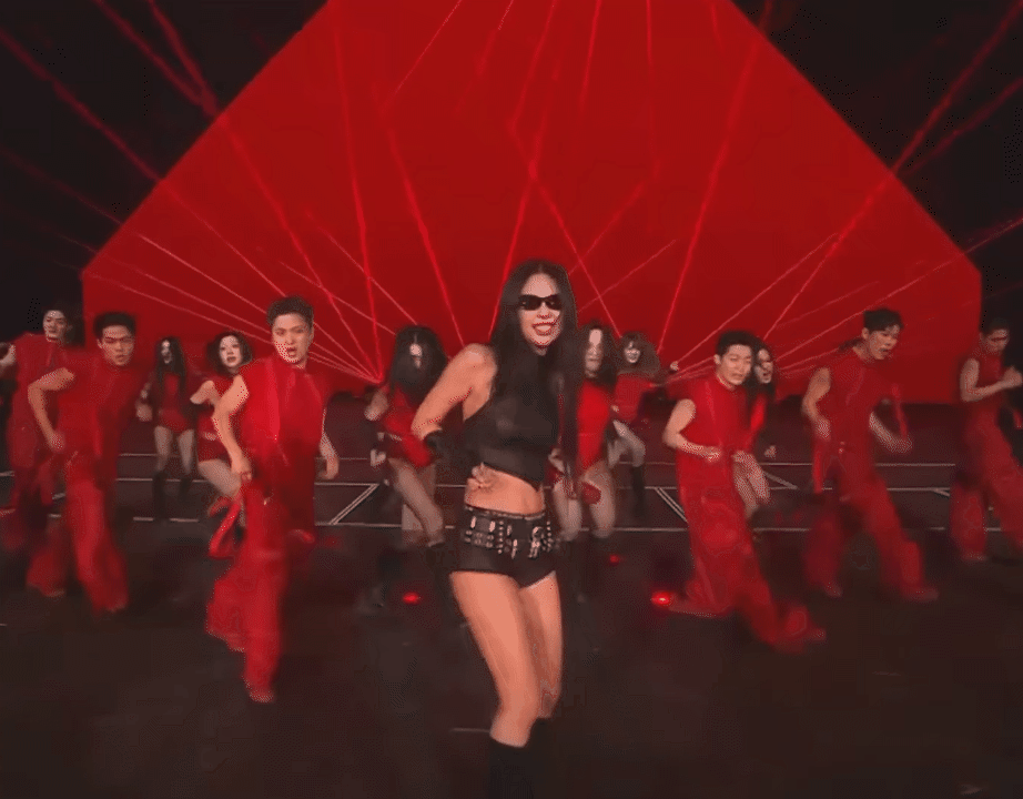 Khoảnh khắc ẩu đả &ldquo;sợ muốn chết&rdquo; giữa l&uacute;c Jennie l&agrave;m dậy s&oacute;ng &ldquo;Grammy H&agrave;n Quốc&rdquo;- Ảnh 2.