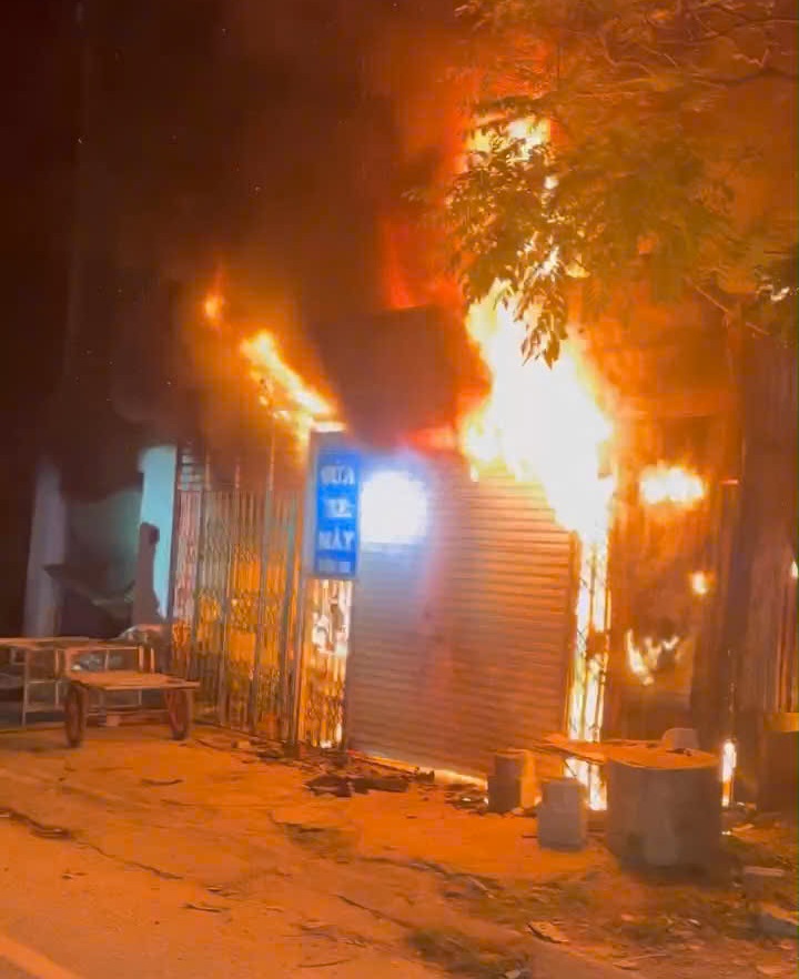 Clip cháy kinh hoàng lúc rạng sáng: CSGT phá cửa cứu 11 người trong biển lửa- Ảnh 1.