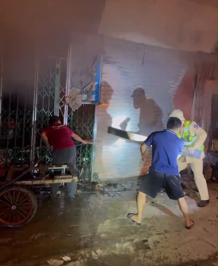 Clip cháy kinh hoàng lúc rạng sáng: CSGT phá cửa cứu 11 người trong biển lửa- Ảnh 2.