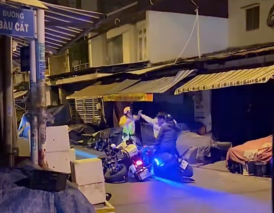 Xôn xao clip 2 người giằng co với CSGT: Vụ việc xảy ra ở phường Bảy Hiền, TP HCM- Ảnh 1.