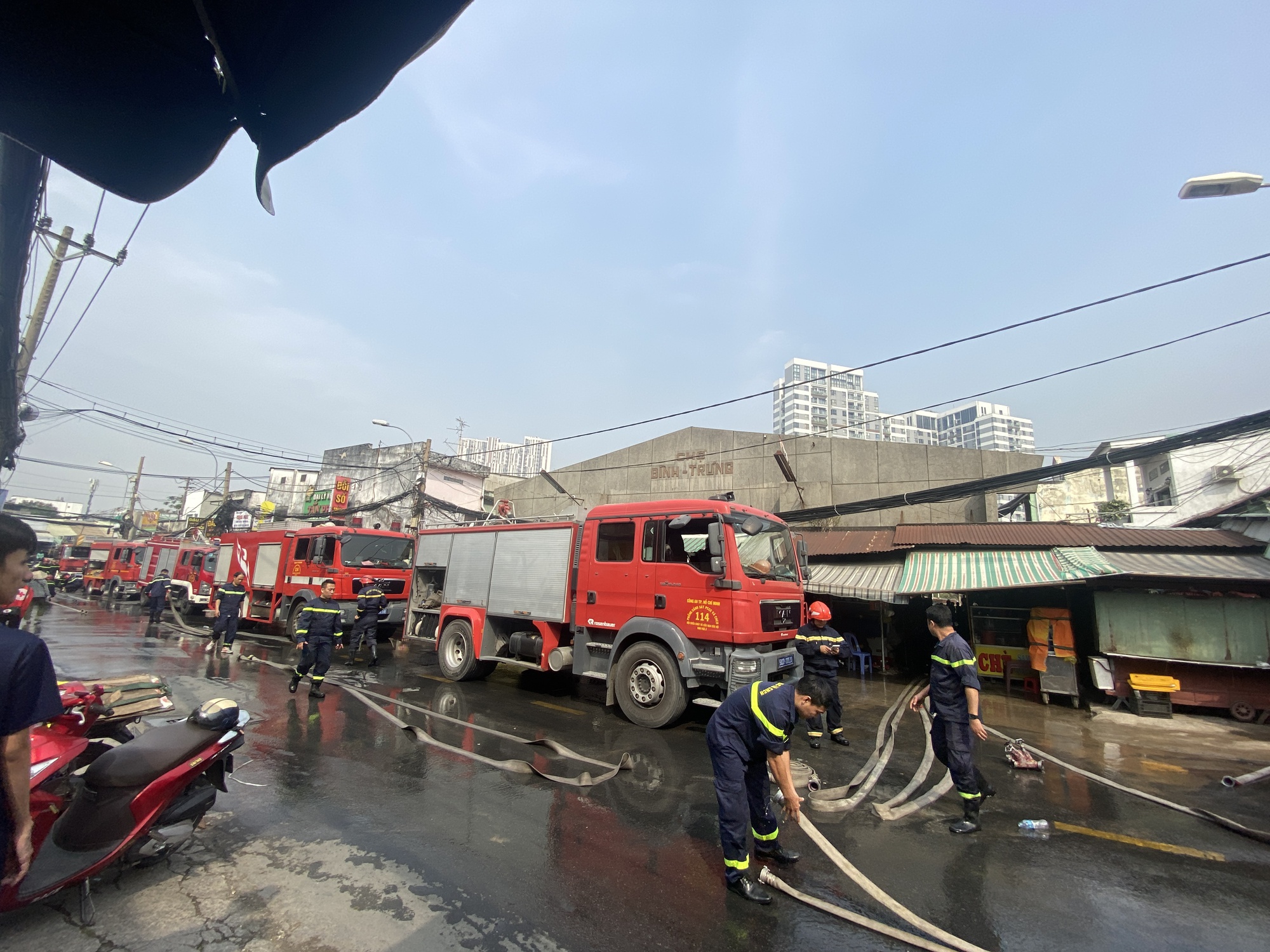 TP.HCM: Hiện trường vụ ch&aacute;y sau chợ B&igrave;nh Trưng, tiểu thương bật kh&oacute;c trước cảnh hoang t&agrave;n- Ảnh 4.